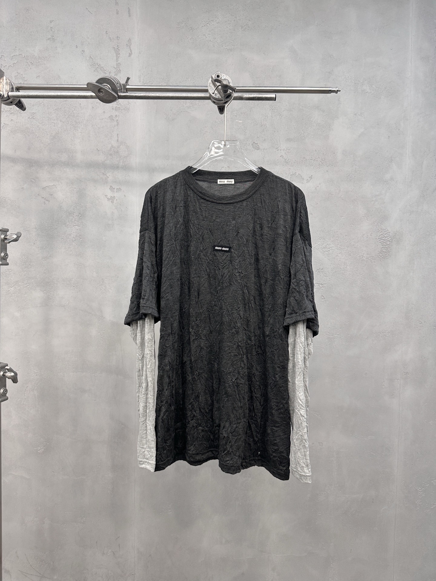ミュウミュウ ロゴパッチ クリンクル レイヤード ロングスリーブTシャツ チャコールグレー／ライトグレー 詳細画像 1