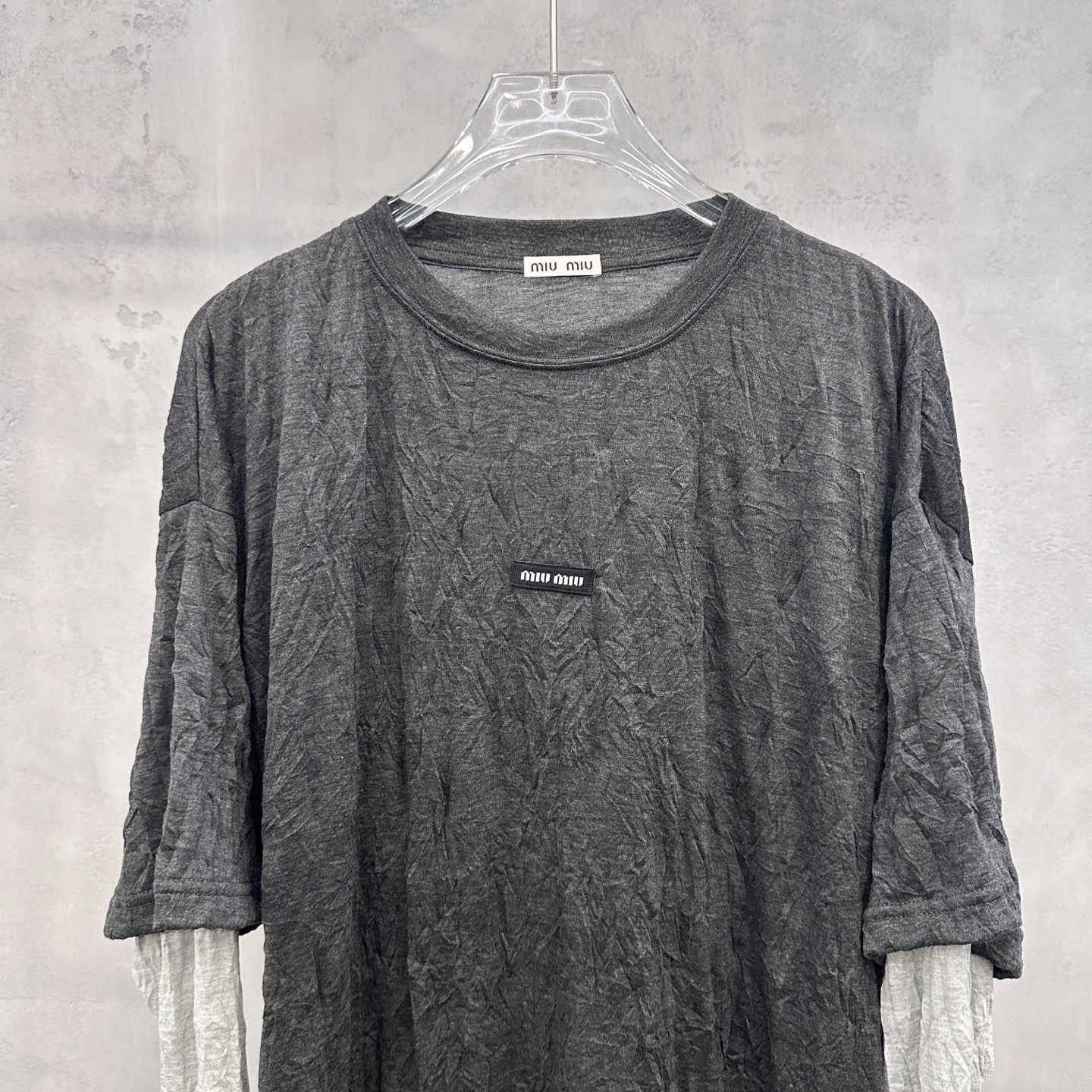 ミュウミュウ ロゴパッチ クリンクル レイヤード ロングスリーブTシャツ チャコールグレー／ライトグレー 詳細画像 2