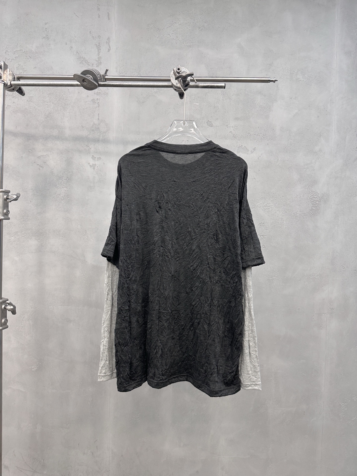 ミュウミュウ ロゴパッチ クリンクル レイヤード ロングスリーブTシャツ チャコールグレー／ライトグレー 詳細画像 3