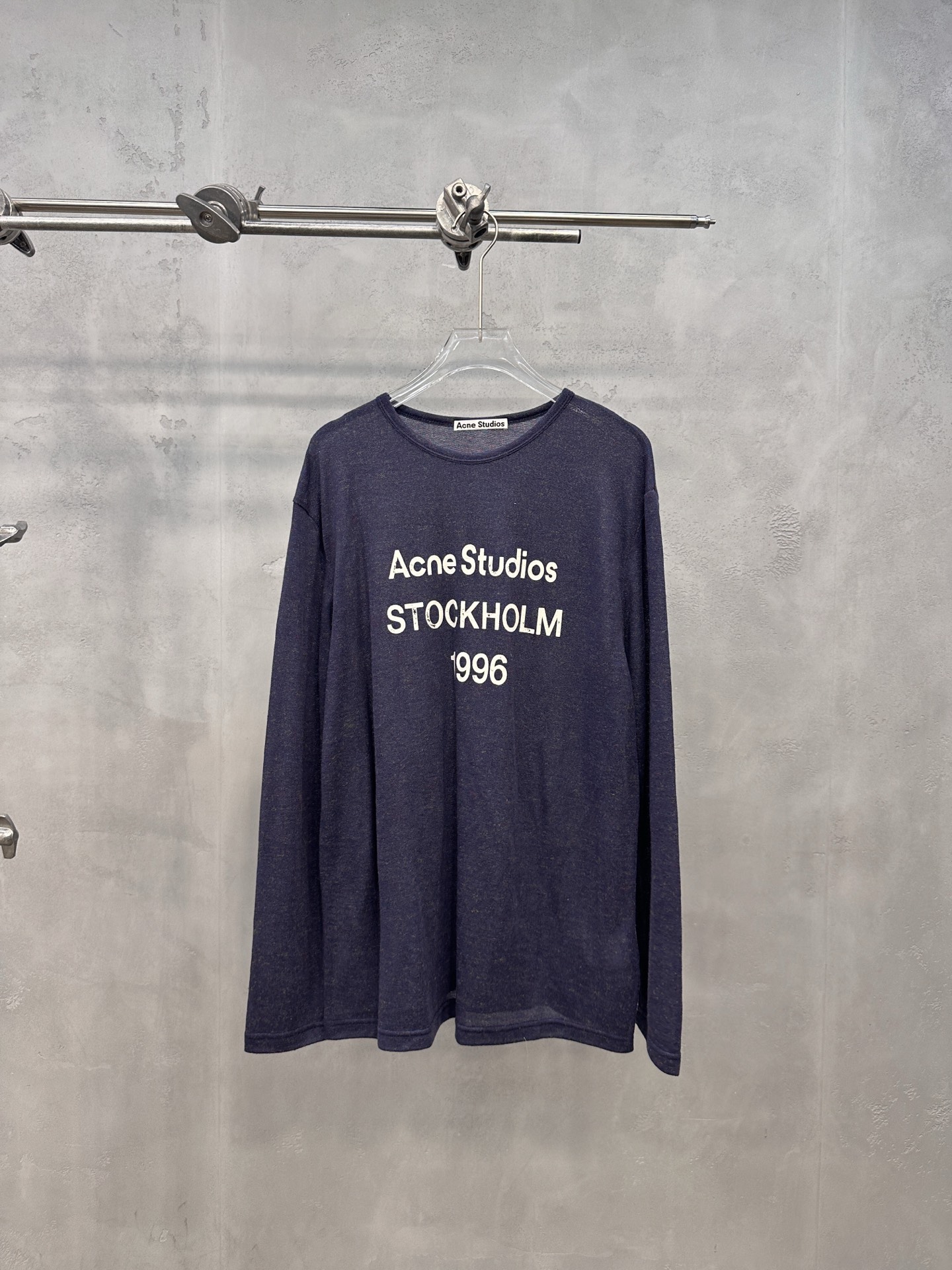 アクネ ストゥディオズ ロゴプリント長袖Tシャツ ネイビー 詳細画像 1