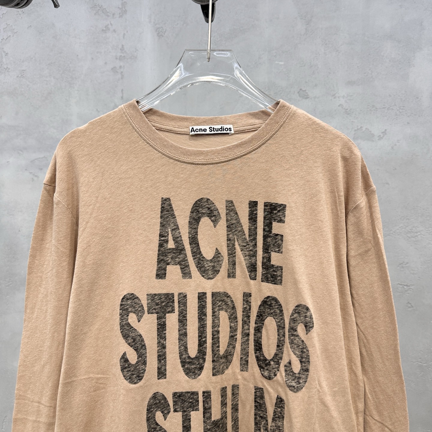 アクネ ストゥディオズ ロゴプリント ロングスリーブTシャツ ベージュ 詳細画像 2