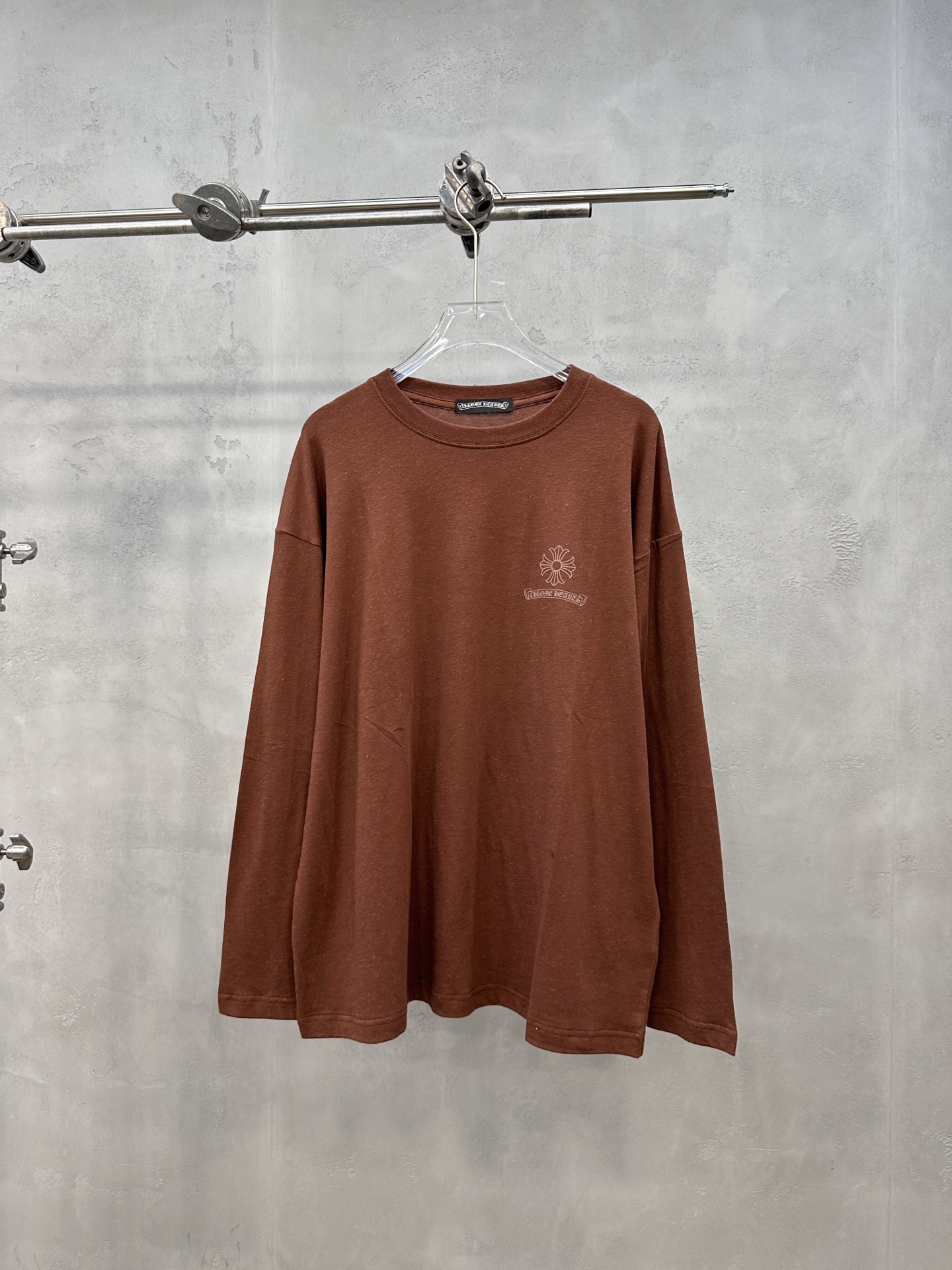 クロムハーツ リネンコットン長袖Tシャツ ダークブラウン チェストロゴプリント 詳細画像 1