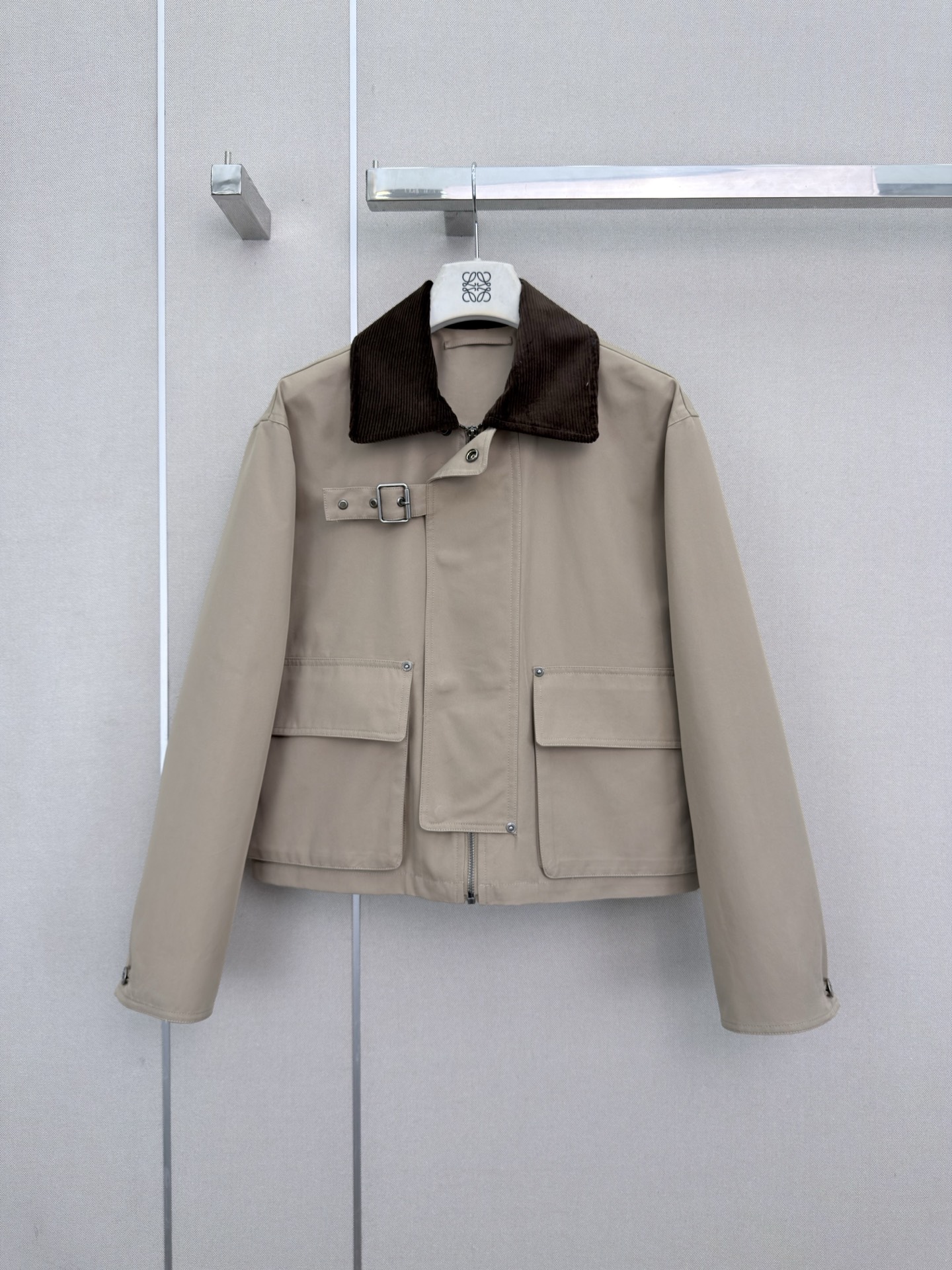 ロエベ クロップド ベルトディテール コーデュロイトリム コットンギャバジン ジャケット ベージュ 詳細画像 1