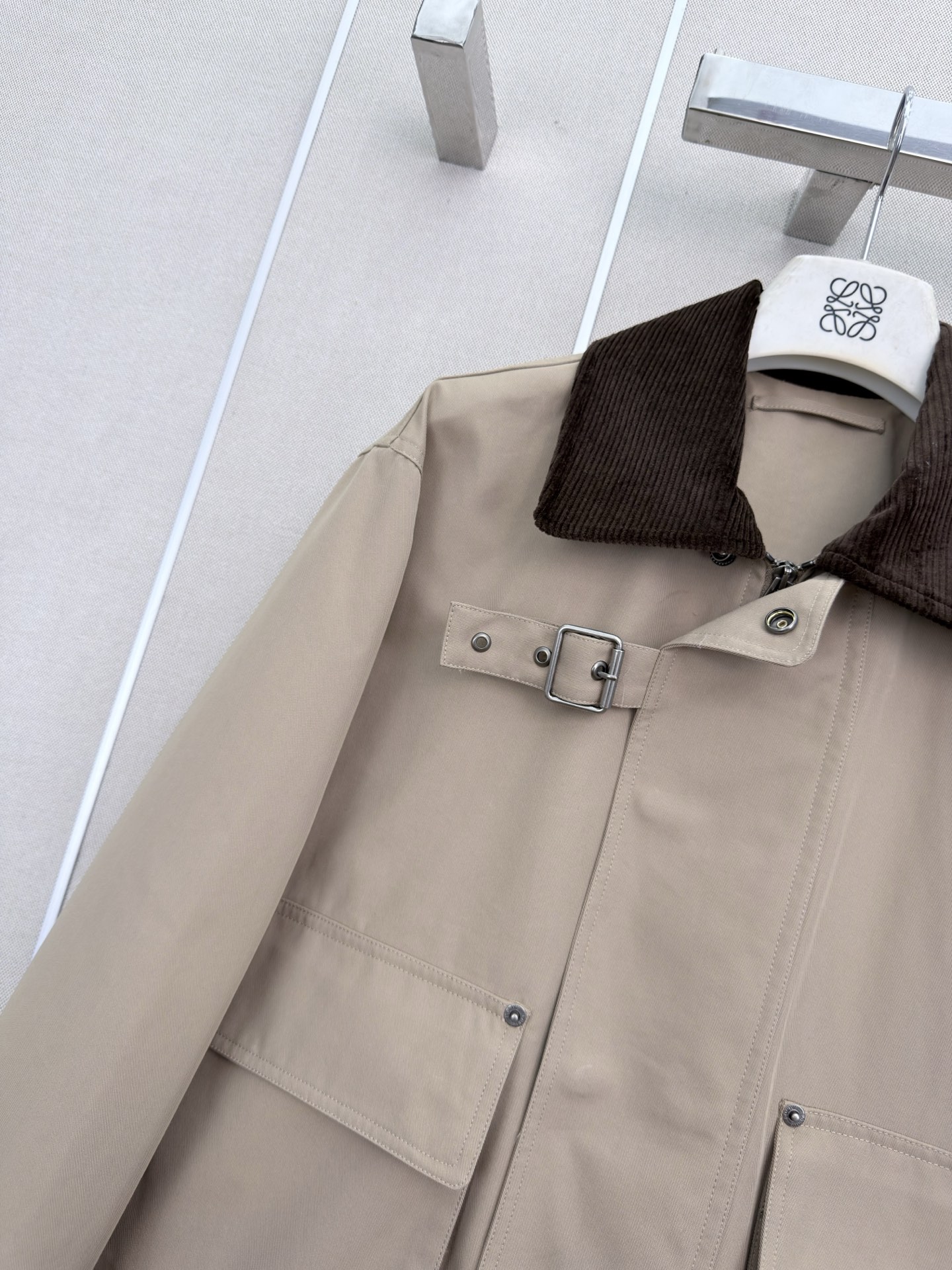 ロエベ クロップド ベルトディテール コーデュロイトリム コットンギャバジン ジャケット ベージュ 詳細画像 2
