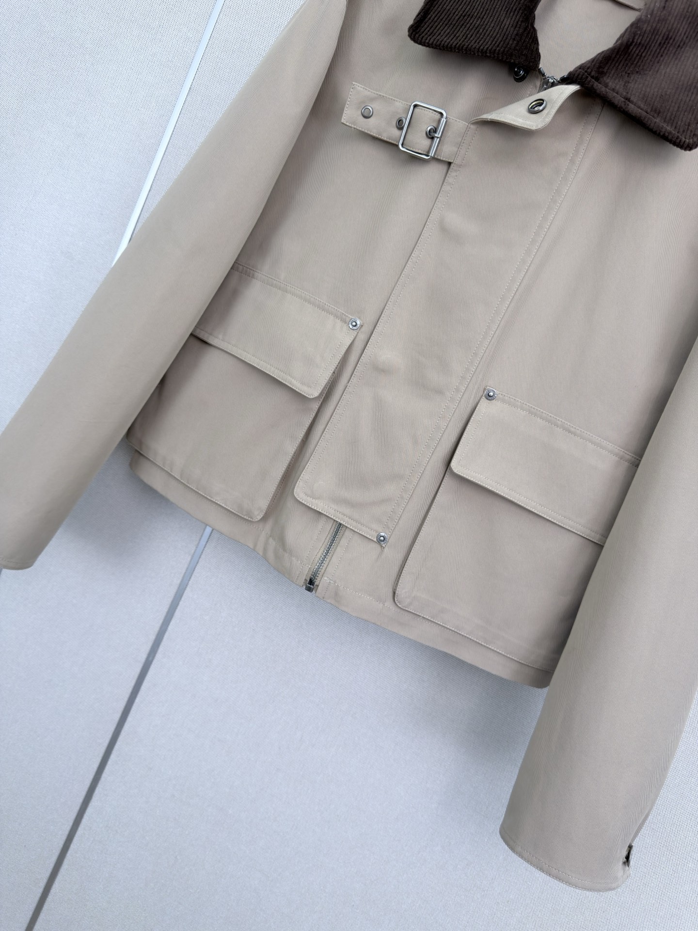 ロエベ クロップド ベルトディテール コーデュロイトリム コットンギャバジン ジャケット ベージュ 詳細画像 3