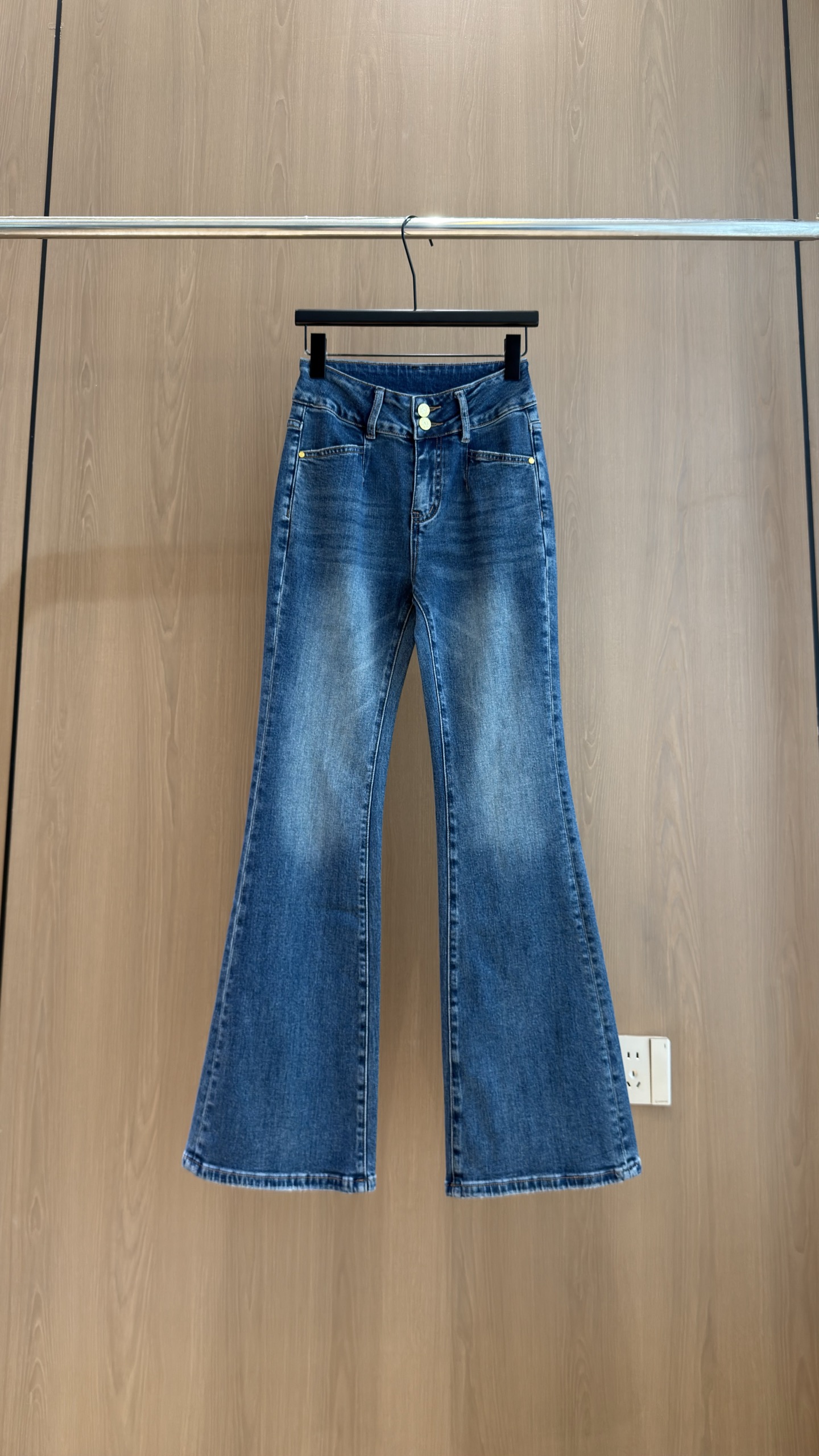 ダブルボタン Vウエスト フレアデニムパンツ ミディアムブルー 詳細画像 1