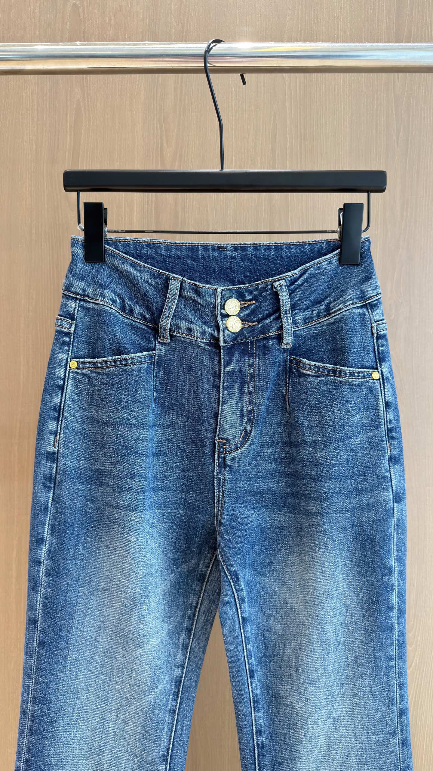 ダブルボタン Vウエスト フレアデニムパンツ ミディアムブルー 詳細画像 3