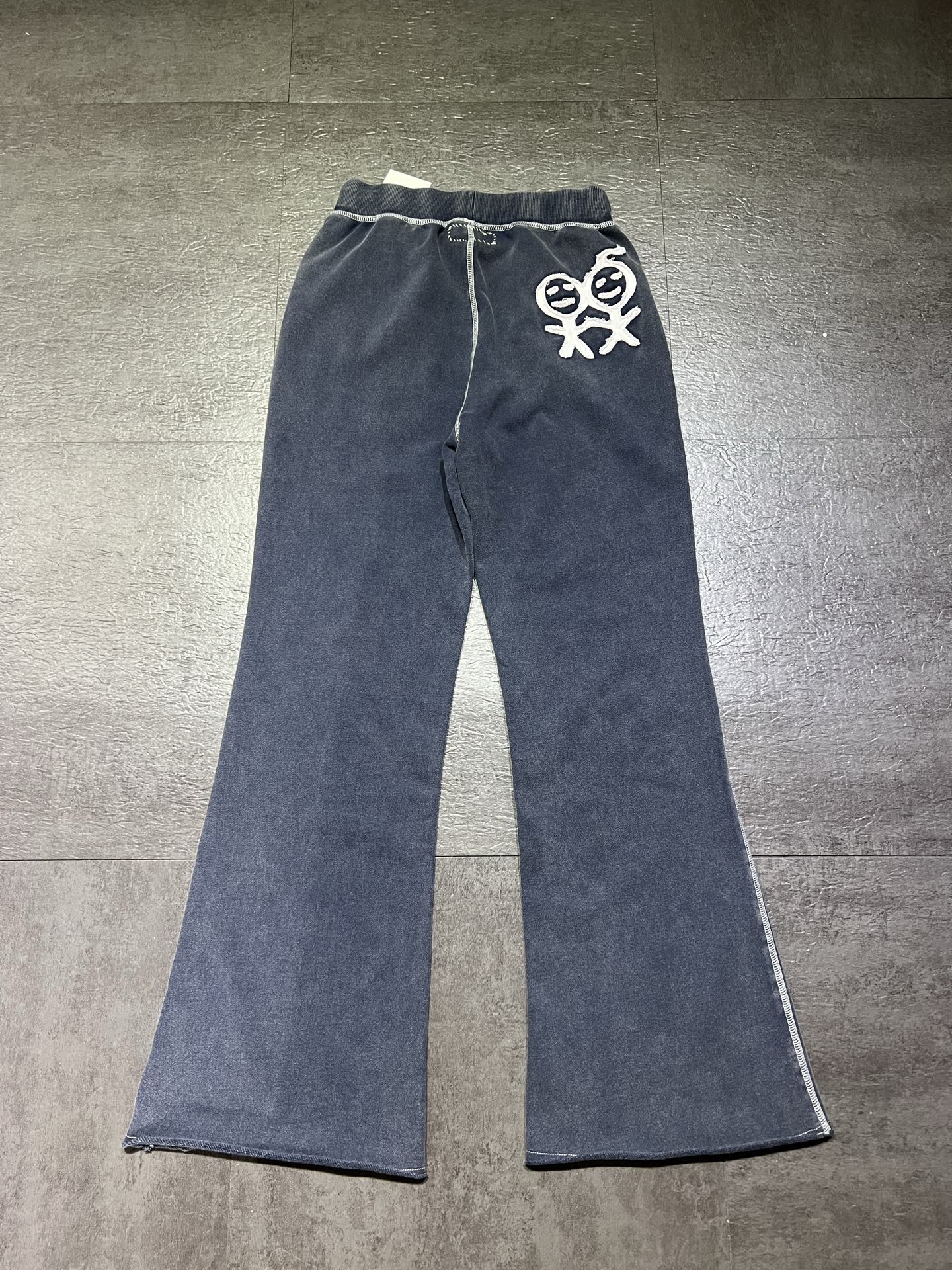 刺繍フレアスウェットパンツ ブラック 詳細画像 2