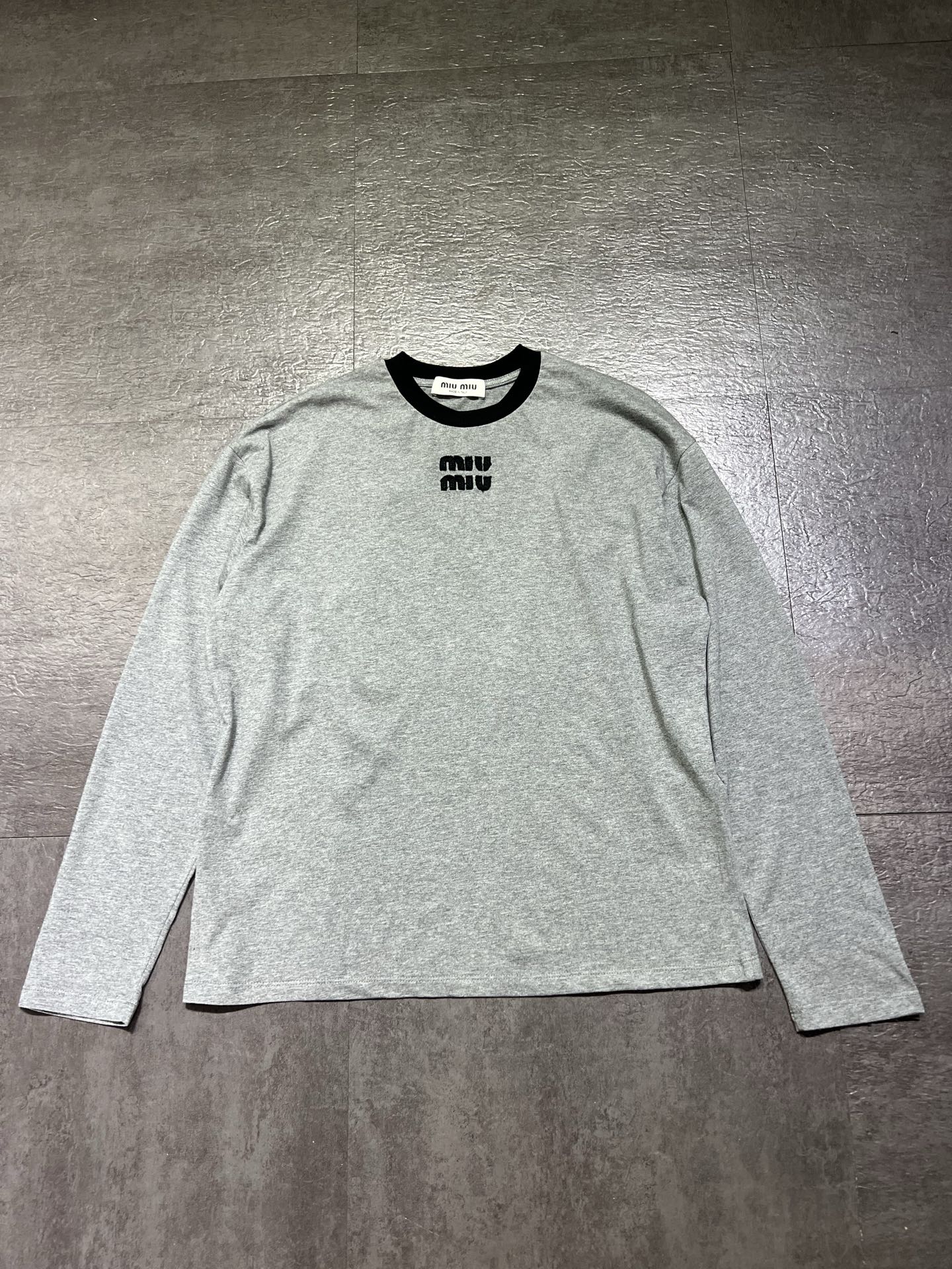 ミュウミュウ ラウンドネック ロゴ長袖Tシャツ グレー 詳細画像 1
