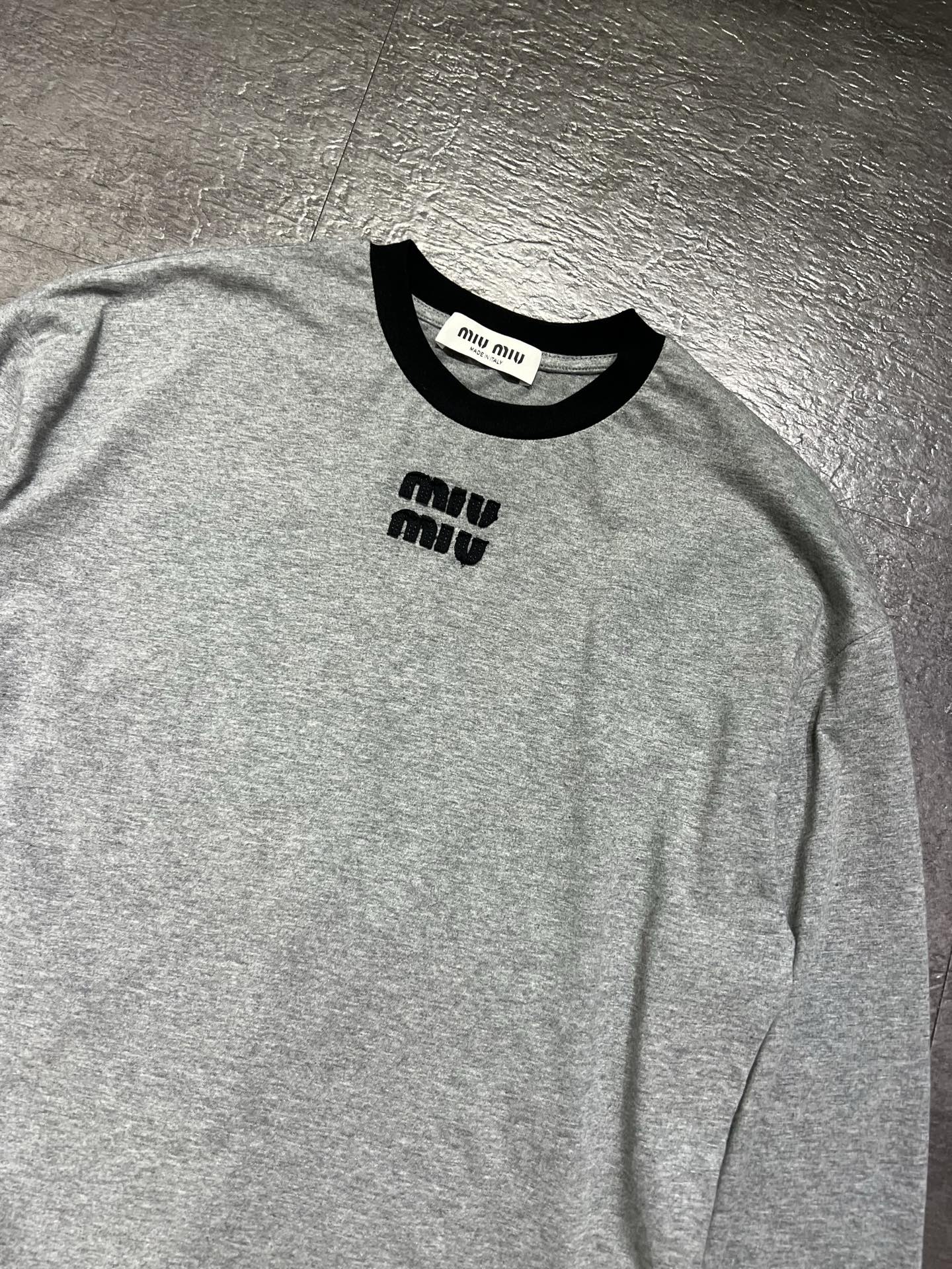 ミュウミュウ ラウンドネック ロゴ長袖Tシャツ グレー 詳細画像 3