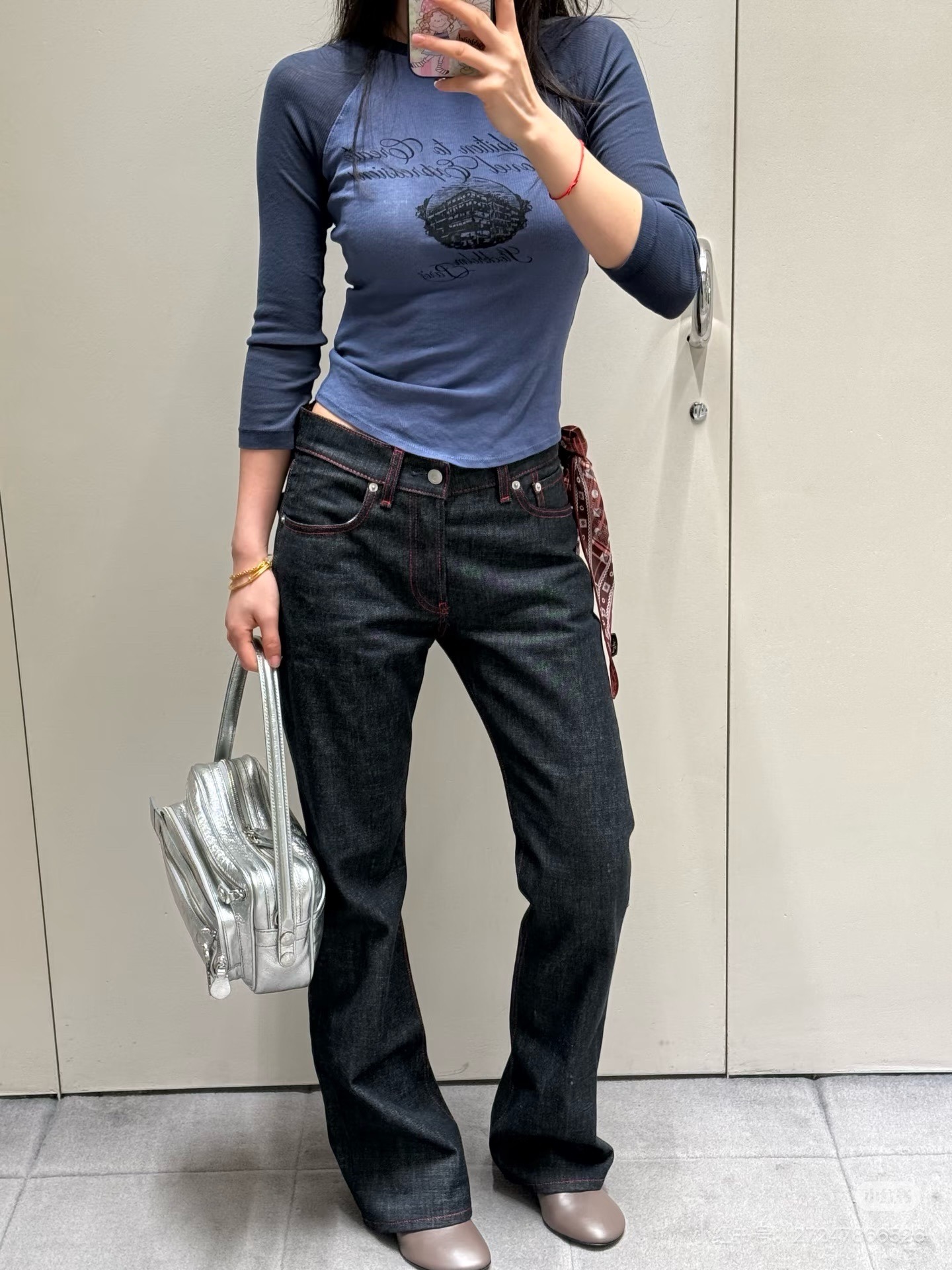 アクベスタジオ クラシックブラック マイクロフレアデニムパンツ 赤ステッチ
