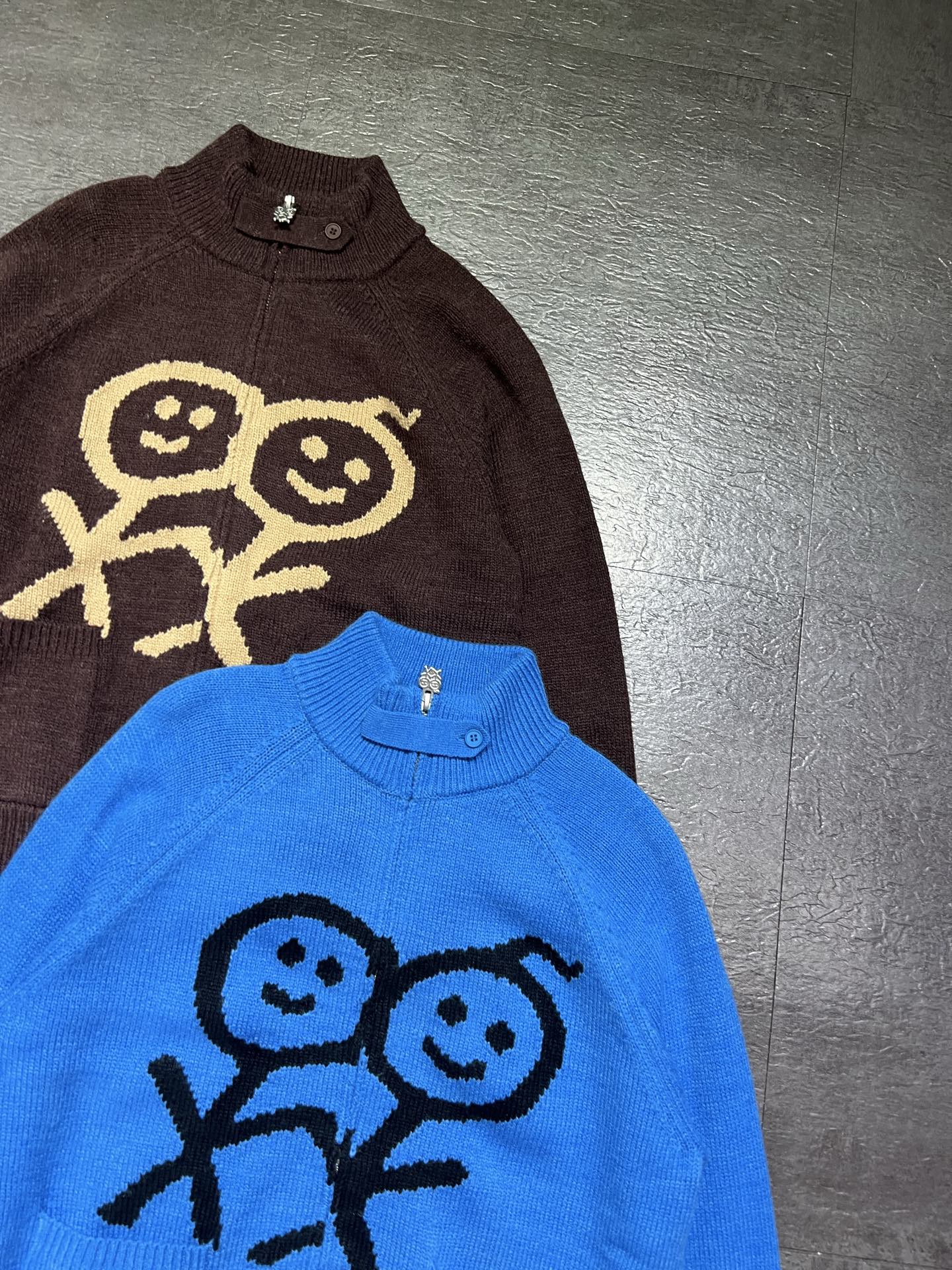 刺繍ロゴ ハイネック ルーズ セーターカーディガン ブルー 詳細画像 2