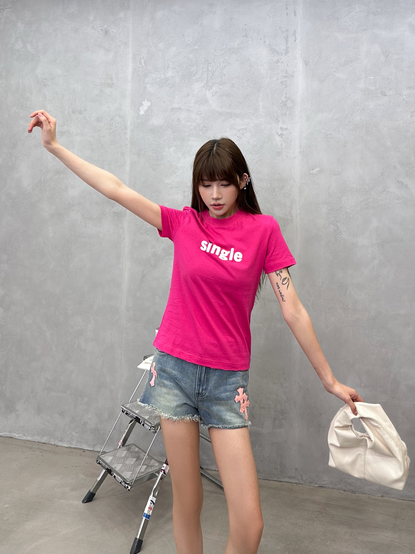 バレンシアガ 洗い加工クラックプリント半袖Tシャツ ピンク 詳細画像 2