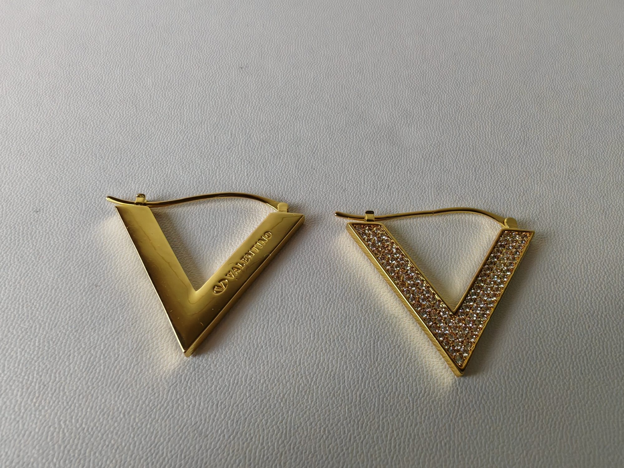 ヴァレンティノ V クリスタル パヴェ フープピアス ゴールド／シルバー 詳細画像 3