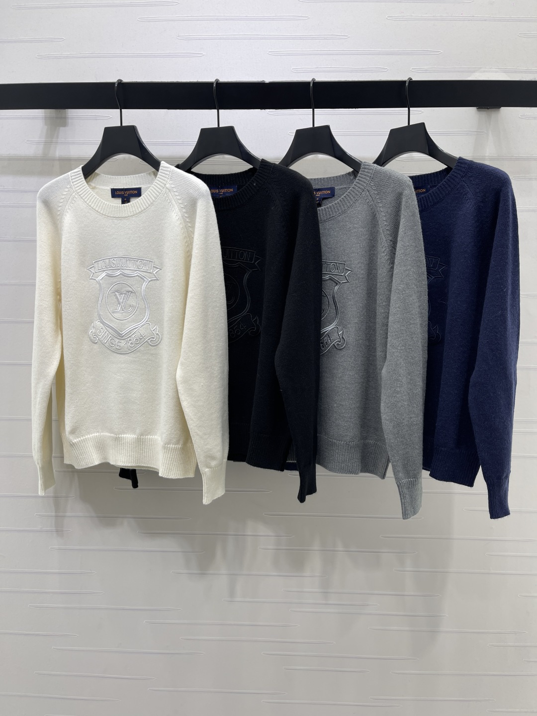 ルイ・ヴィトン エンブロイダリー クレスト ニットセーター アイボリー 詳細画像 1
