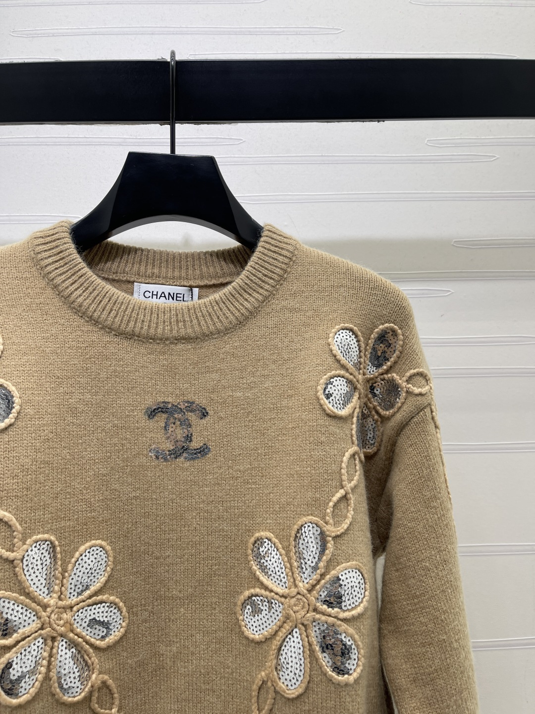 シャネル 刺繍フラワー スパンコール クルーネックセーター ベージュ 詳細画像 2