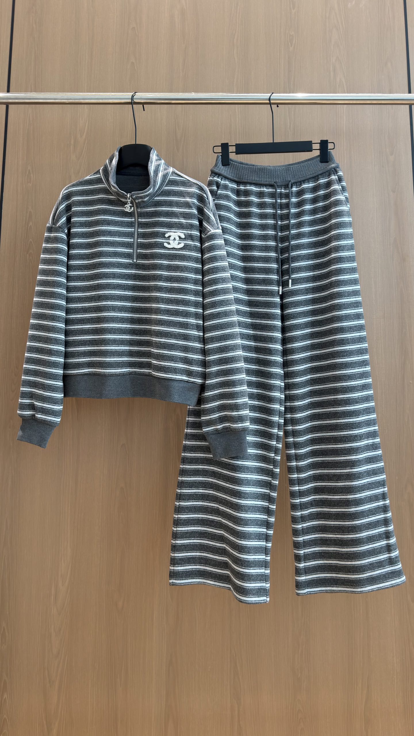 クロムハーツ ストライプ ハーフジップ スタンドカラートップス&ワイドパンツ セットアップ グレー 詳細画像 1