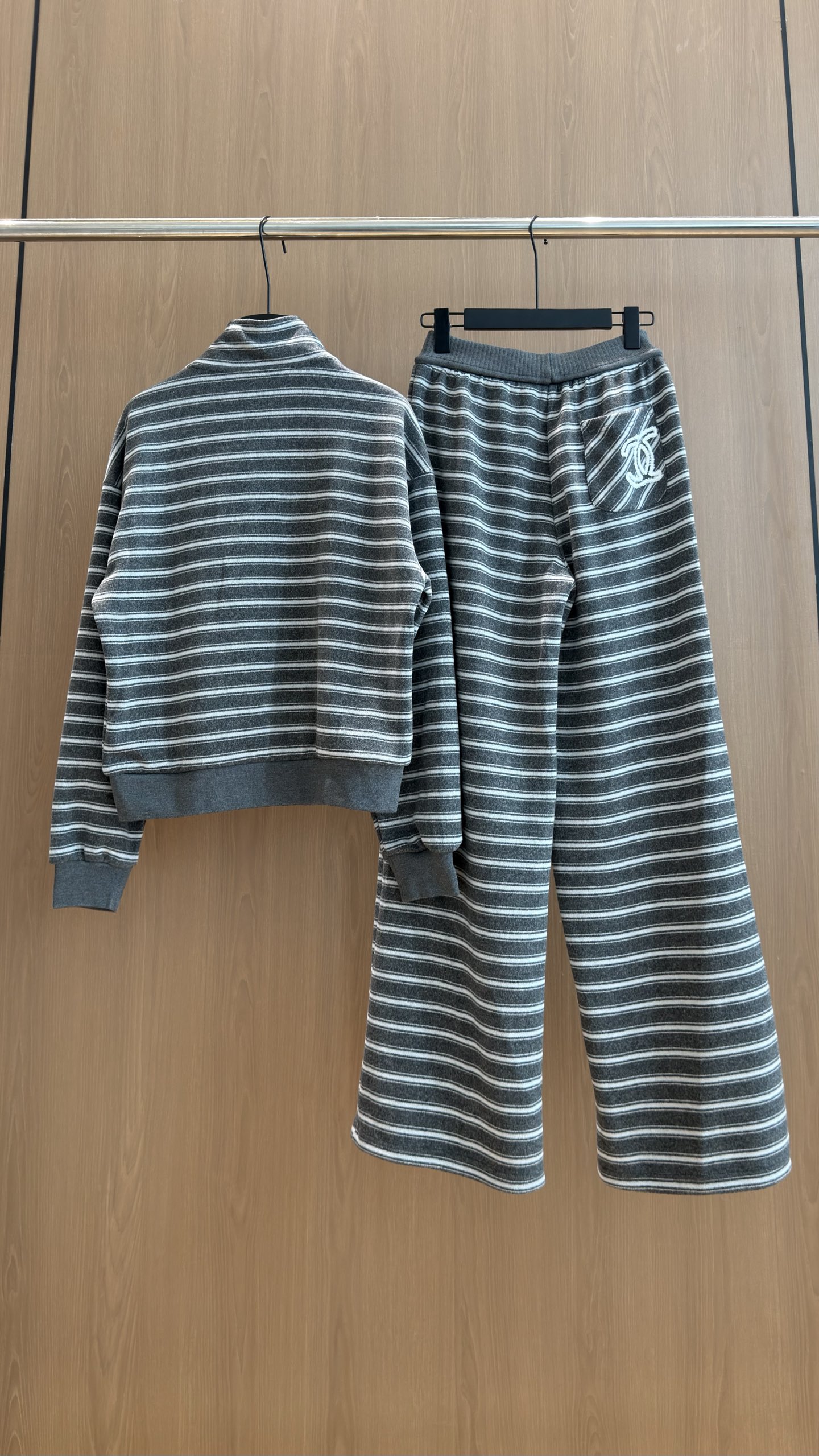 クロムハーツ ストライプ ハーフジップ スタンドカラートップス&ワイドパンツ セットアップ グレー 詳細画像 2