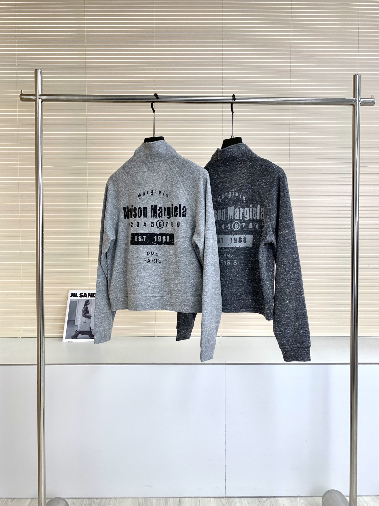 ショート丈スタンドカラージップアウター 背面プリント 詳細画像 2