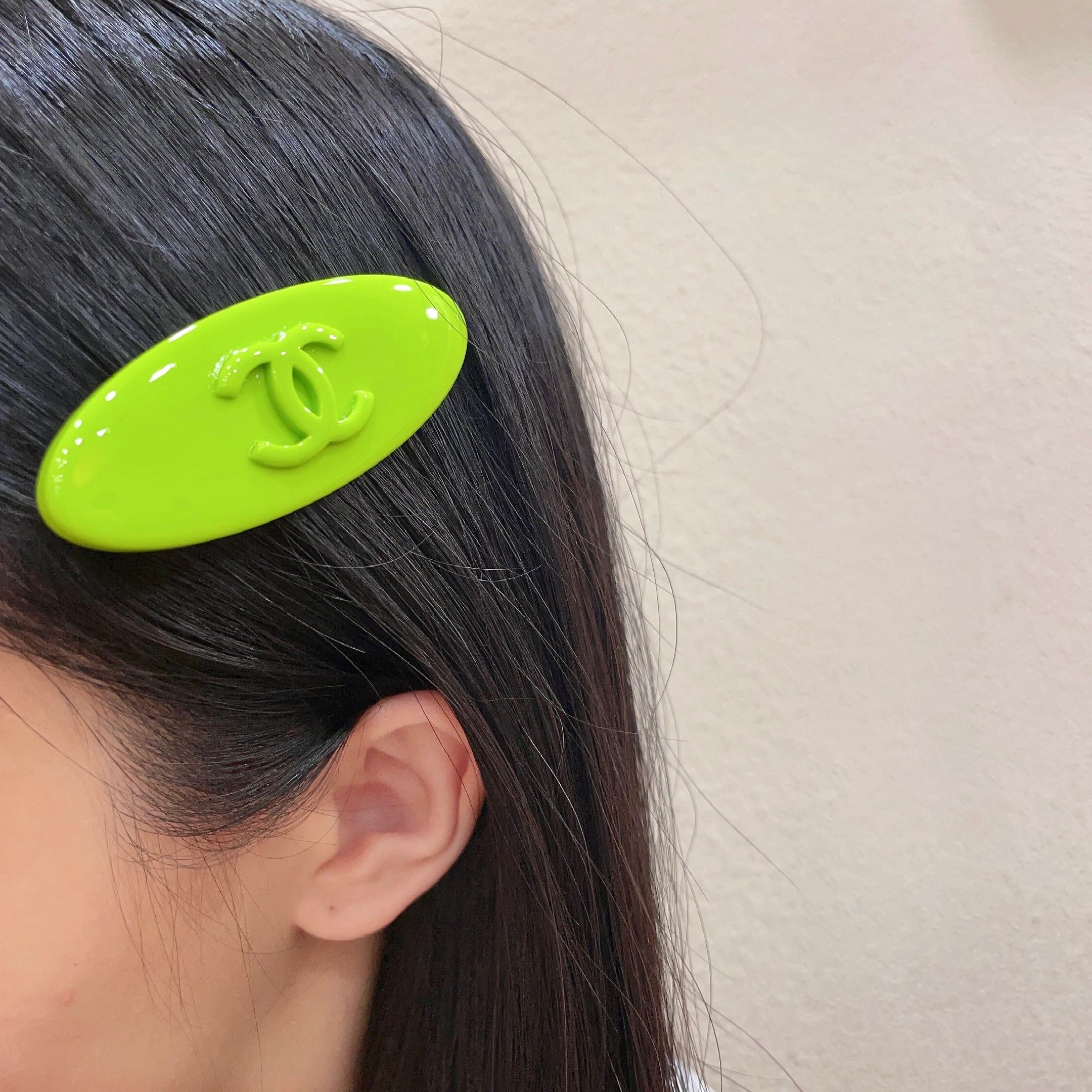 シャネル CCロゴ オーバルヘアクリップ ネオングリーン 詳細画像 1