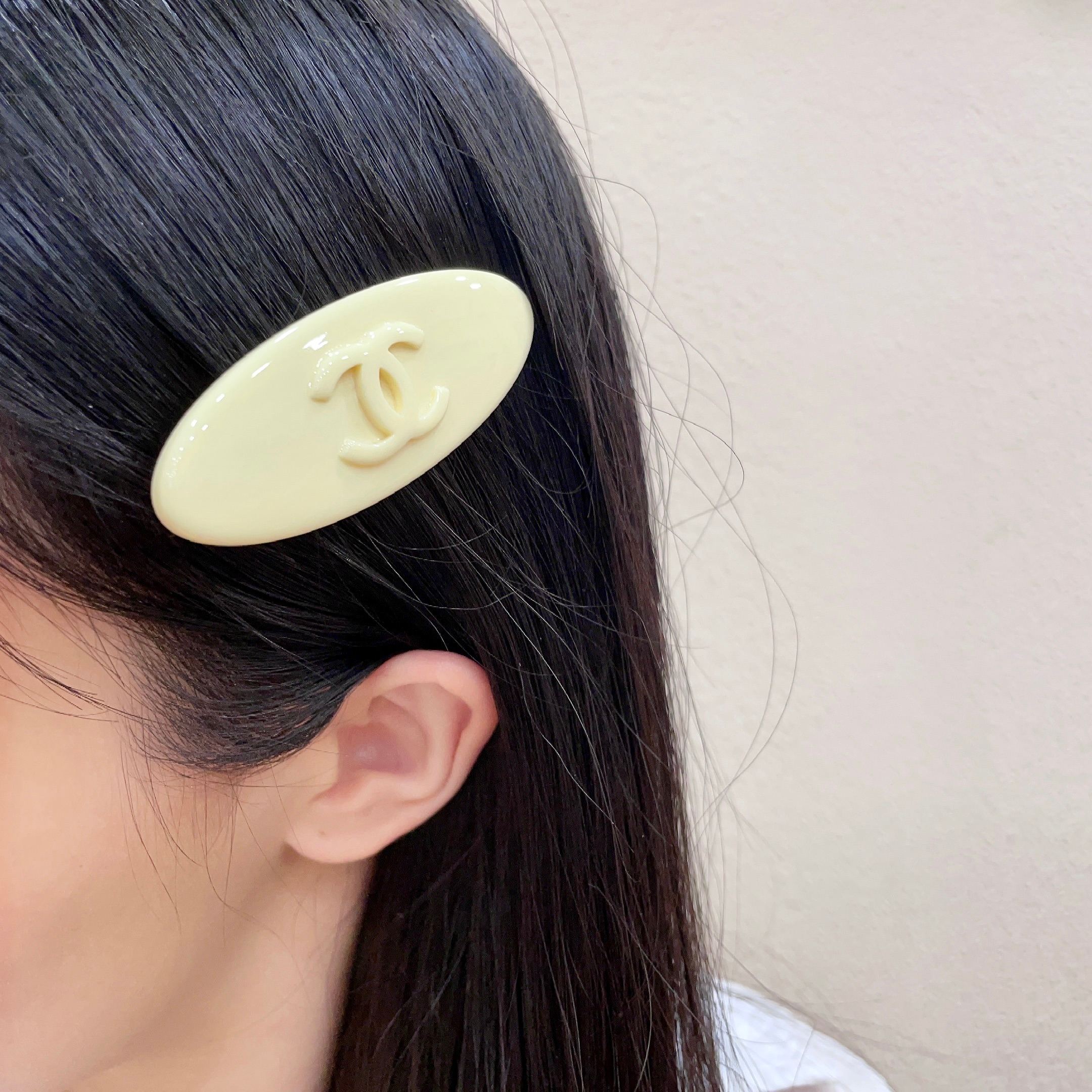 シャネル CCロゴ オーバルヘアクリップ クリーム／ホワイト 詳細画像 1