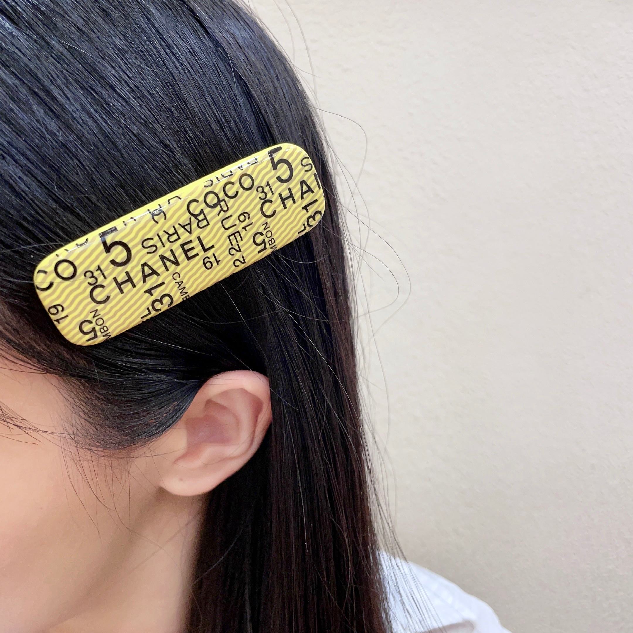 シャネル レタープリント レクタンギュラーヘアクリップ イエロー/ブラック 詳細画像 1