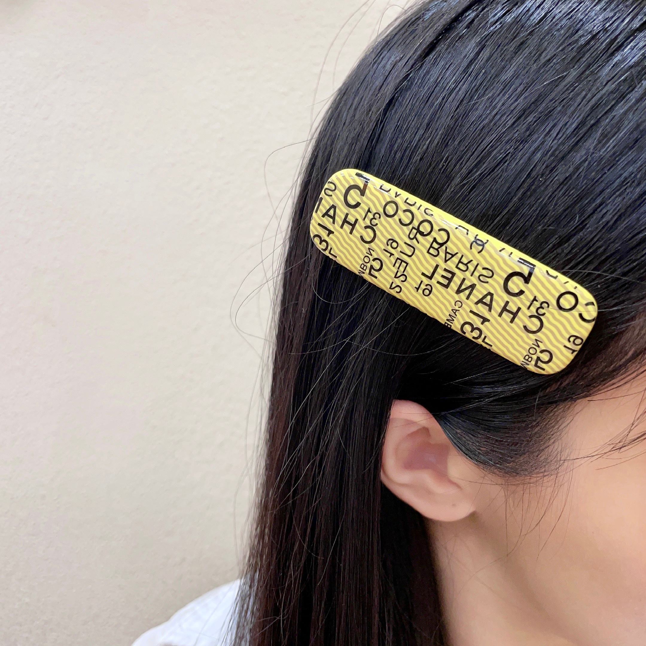 シャネル レタープリント レクタンギュラーヘアクリップ イエロー/ブラック 詳細画像 2
