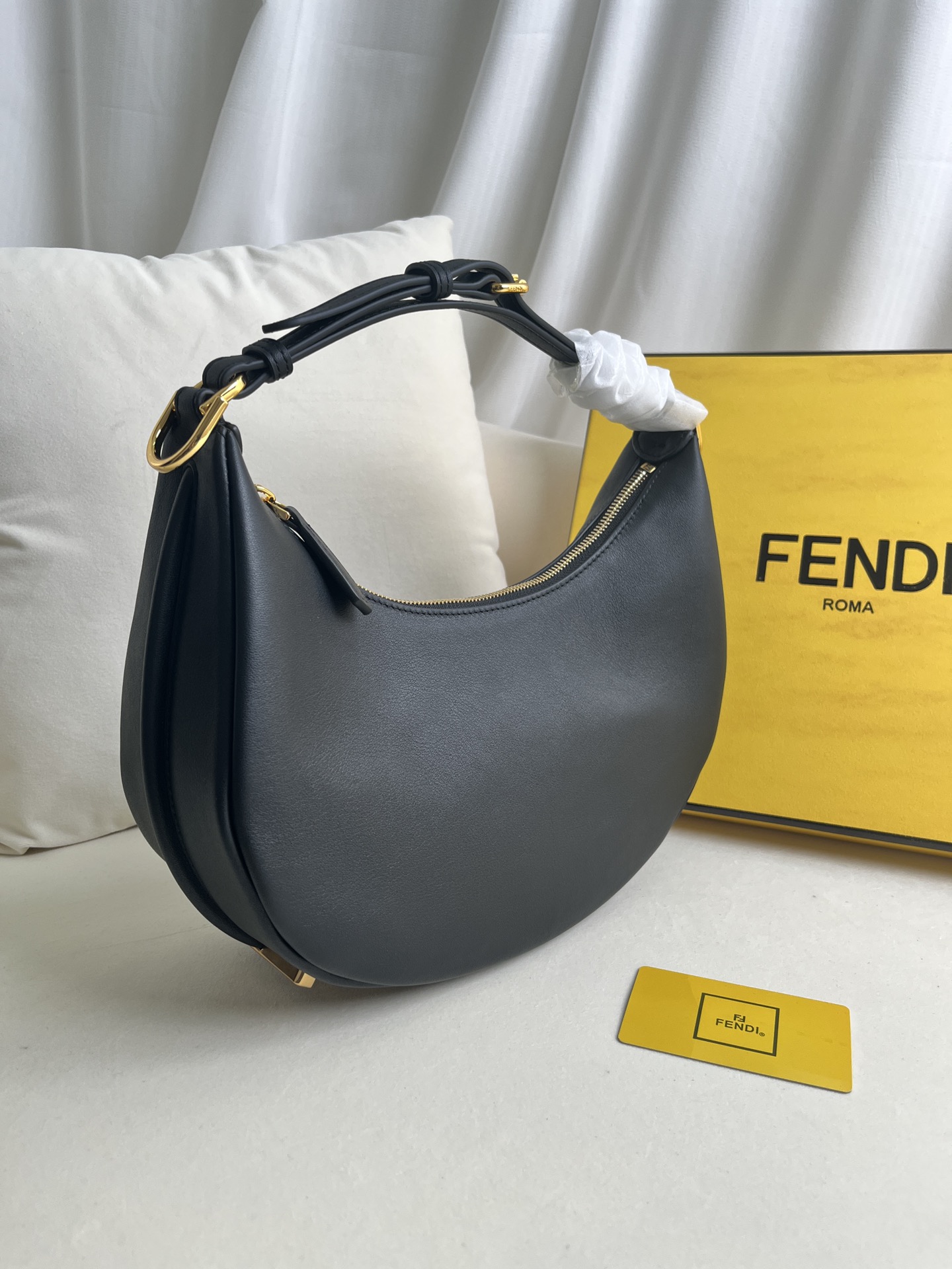 フェンディ フェンディグラフィ ラージ レザー ホーボーバッグ ブラック FEND1 詳細画像 2