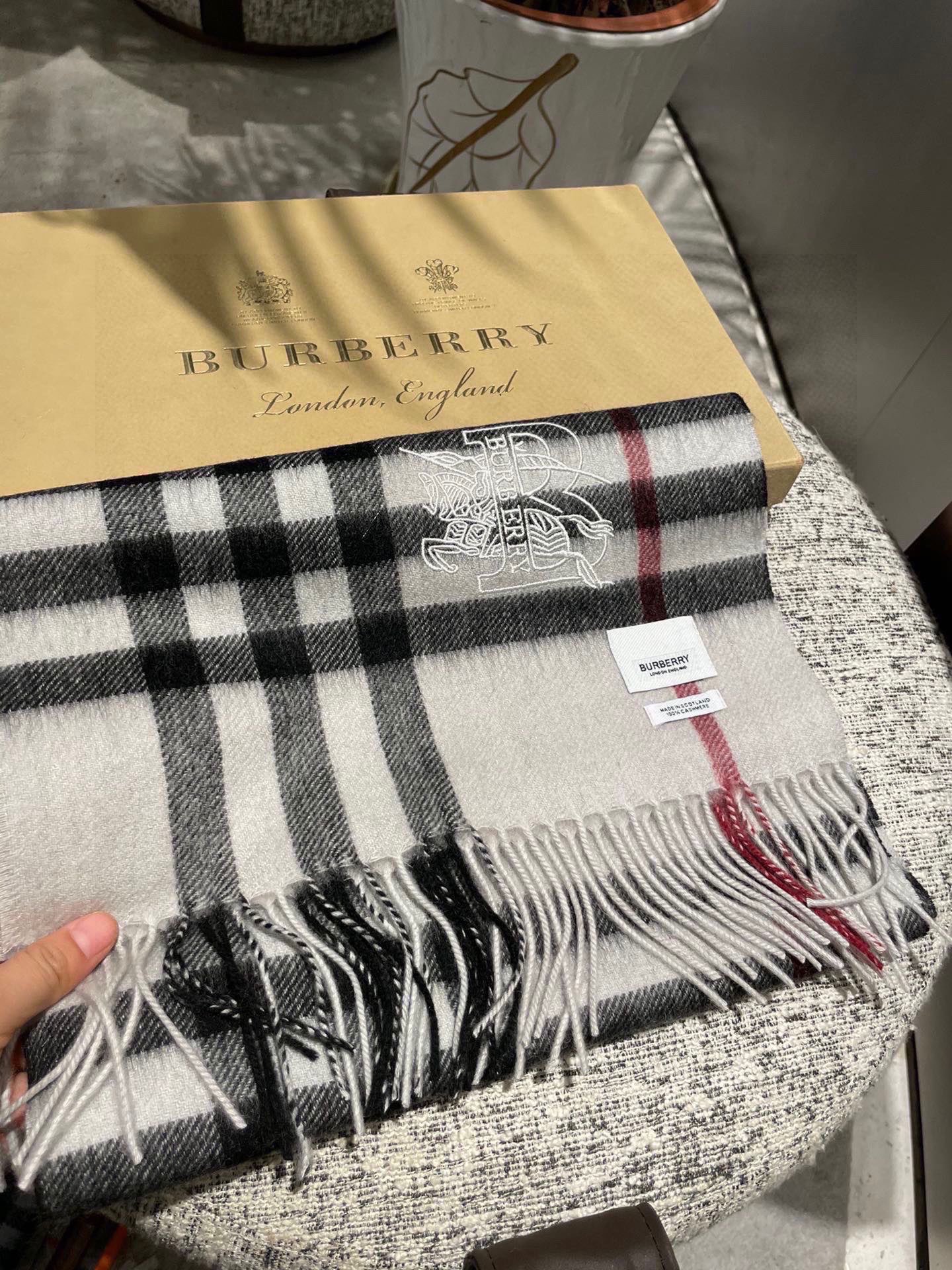 バーバリー EKDチェック フリンジスカーフ アイボリー／ブラック／グレー／レッド 詳細画像 2