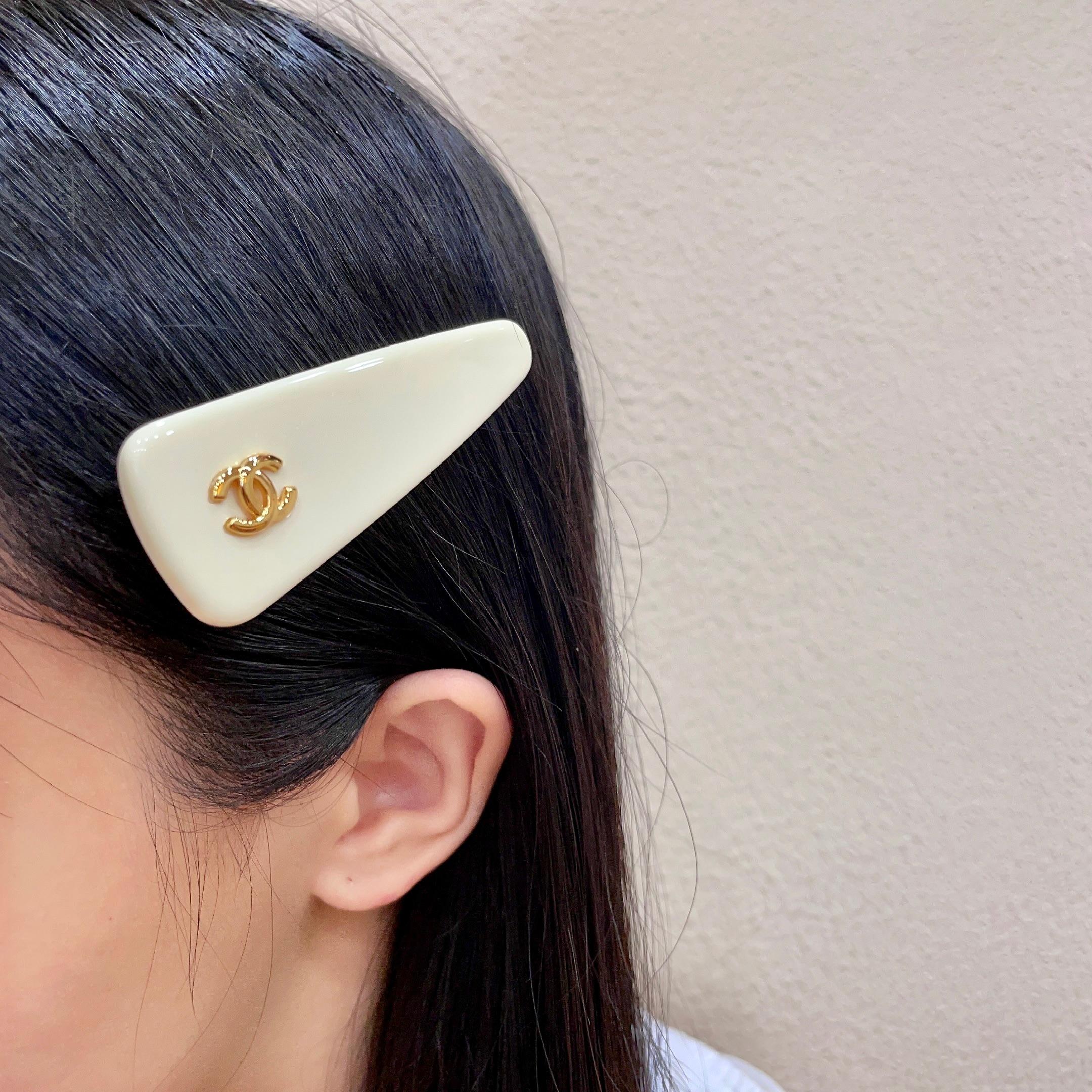 シャネル ココマーク トライアングル ヘアクリップ アイボリー/ゴールド 詳細画像 1
