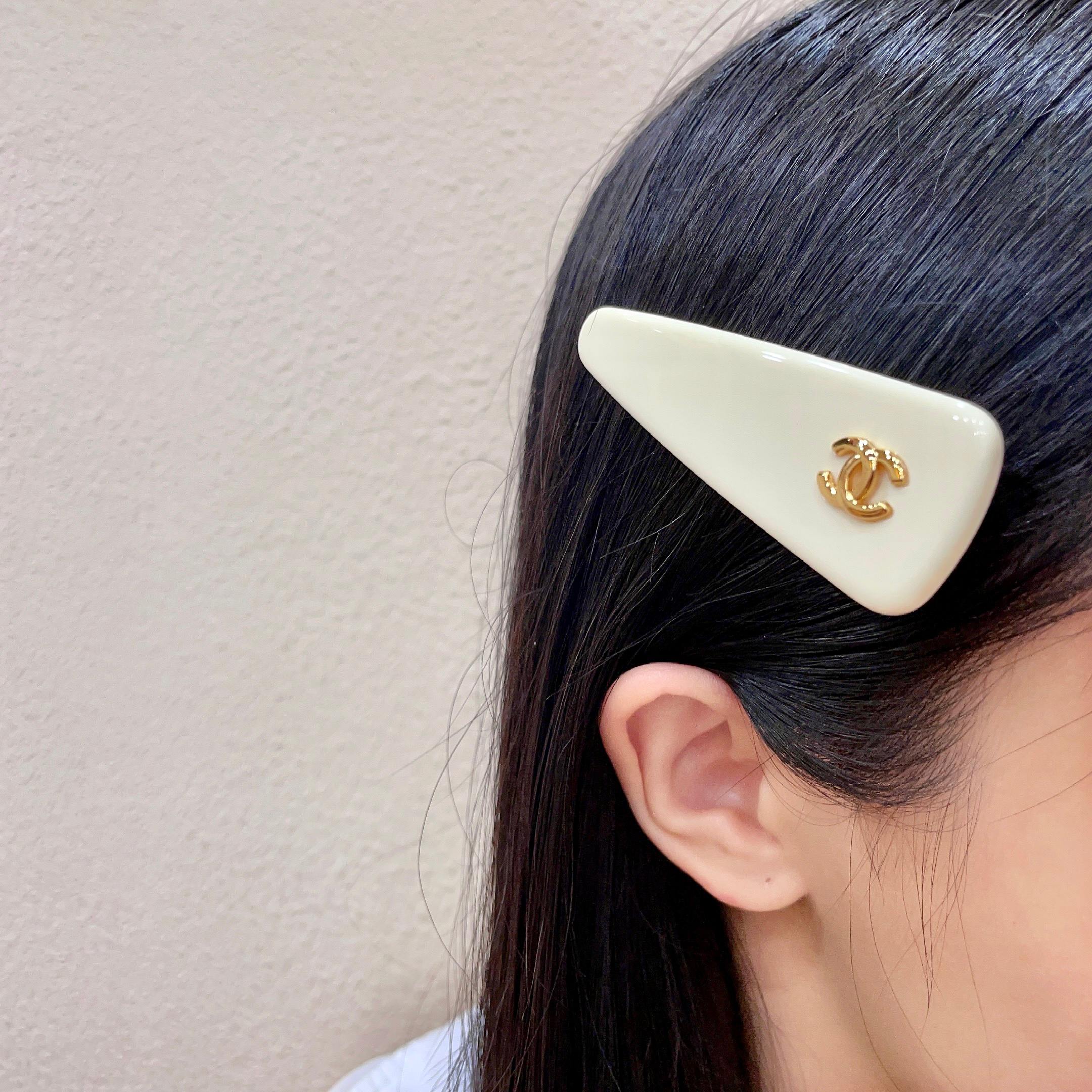 シャネル ココマーク トライアングル ヘアクリップ アイボリー/ゴールド 詳細画像 2