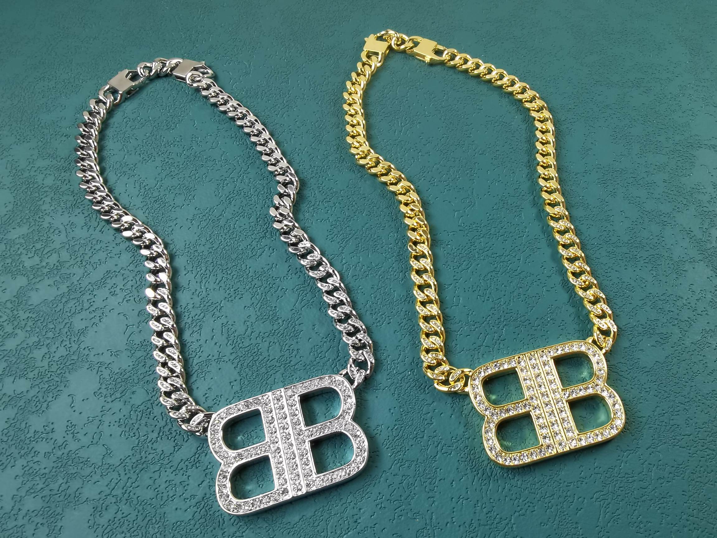 バレンシアガ BB クリスタル ペンダント ネックレス 詳細画像 3