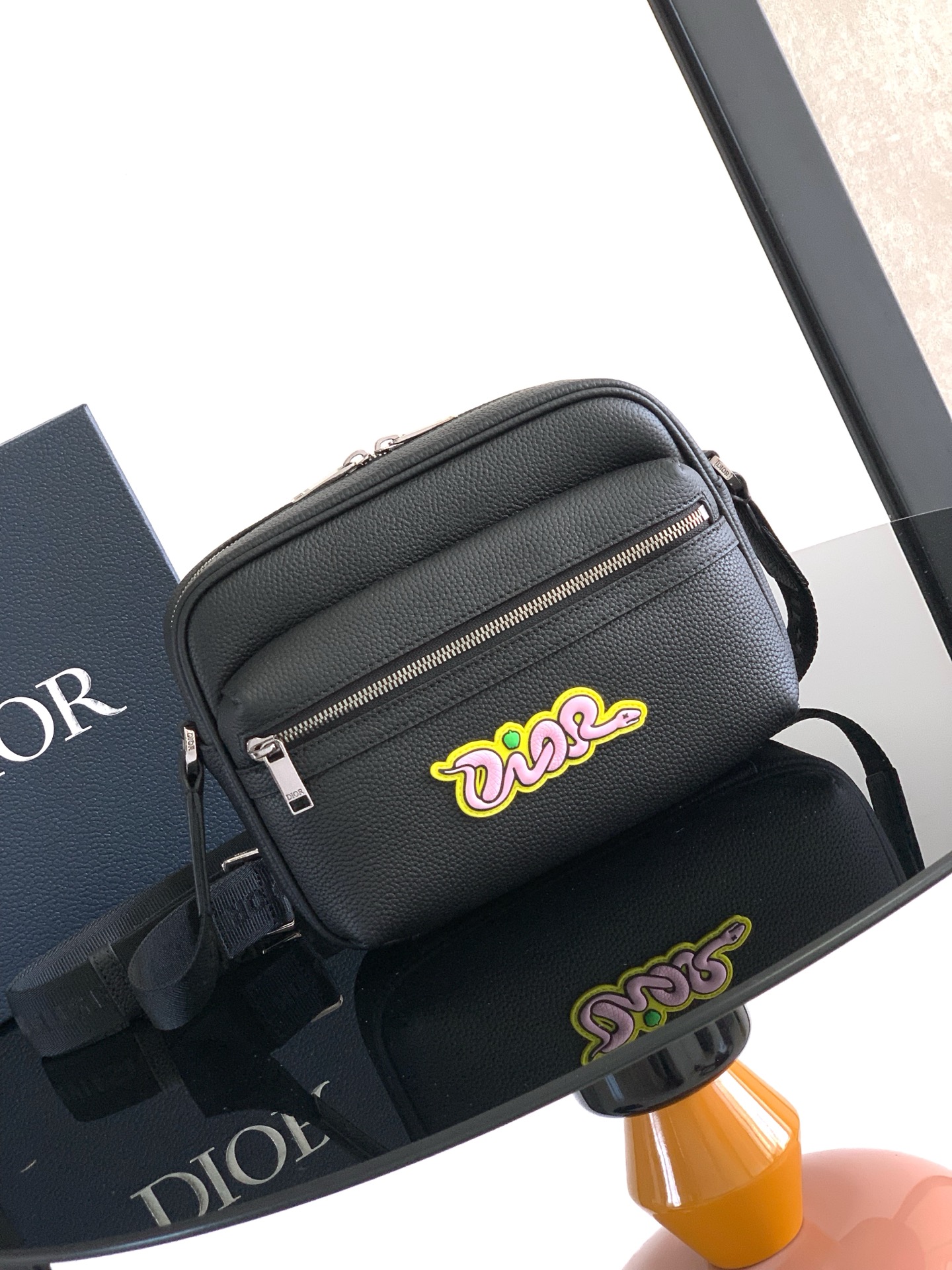 ディオール DIOR AND KAWS ライダー 2.0 ジップ メッセンジャーバッグ グレインドカーフスキン ブラック 2ESWS034OYY_39H958ZK 詳細画像 1