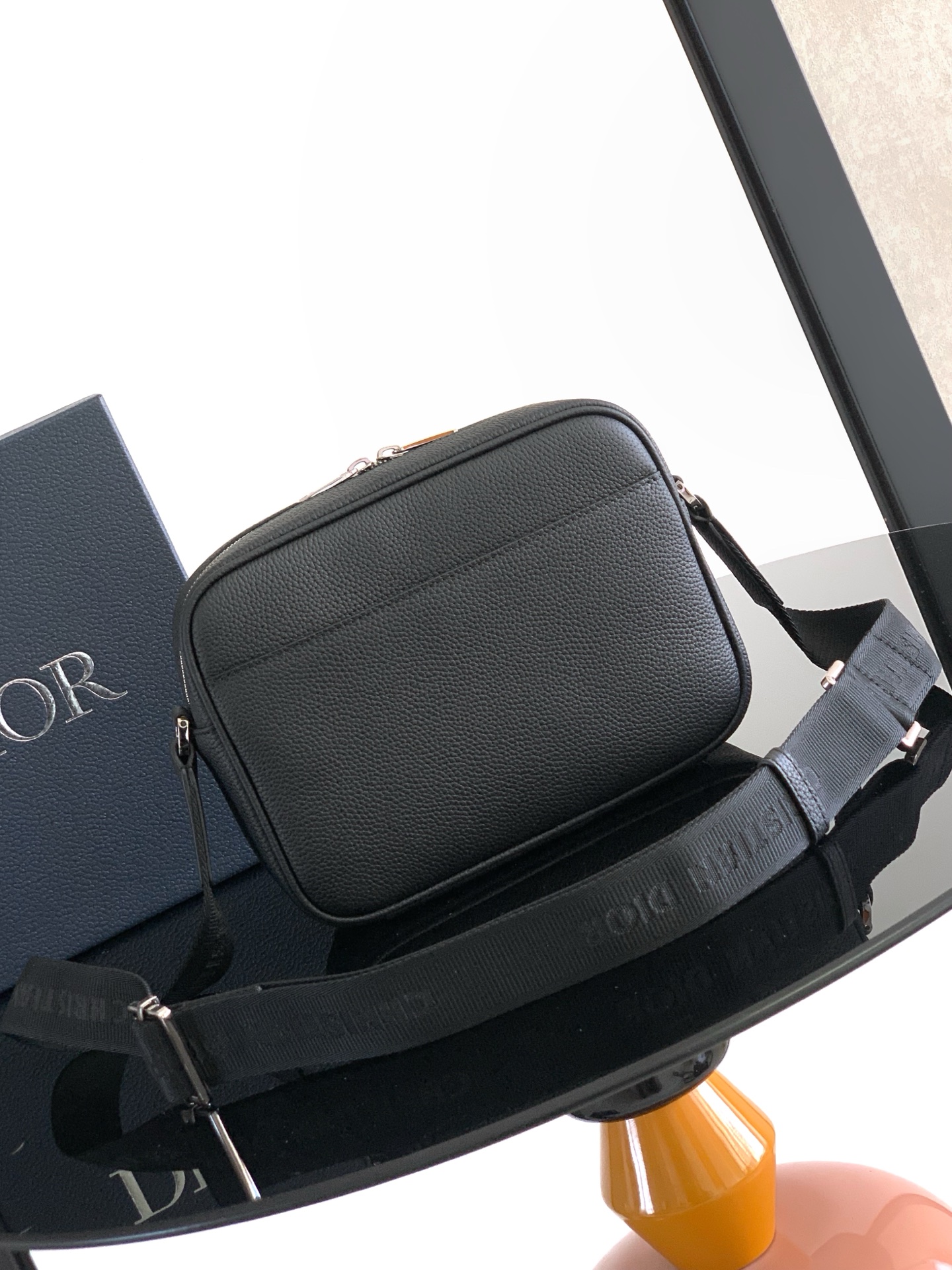 ディオール DIOR AND KAWS ライダー 2.0 ジップ メッセンジャーバッグ グレインドカーフスキン ブラック 2ESWS034OYY_39H958ZK 詳細画像 3