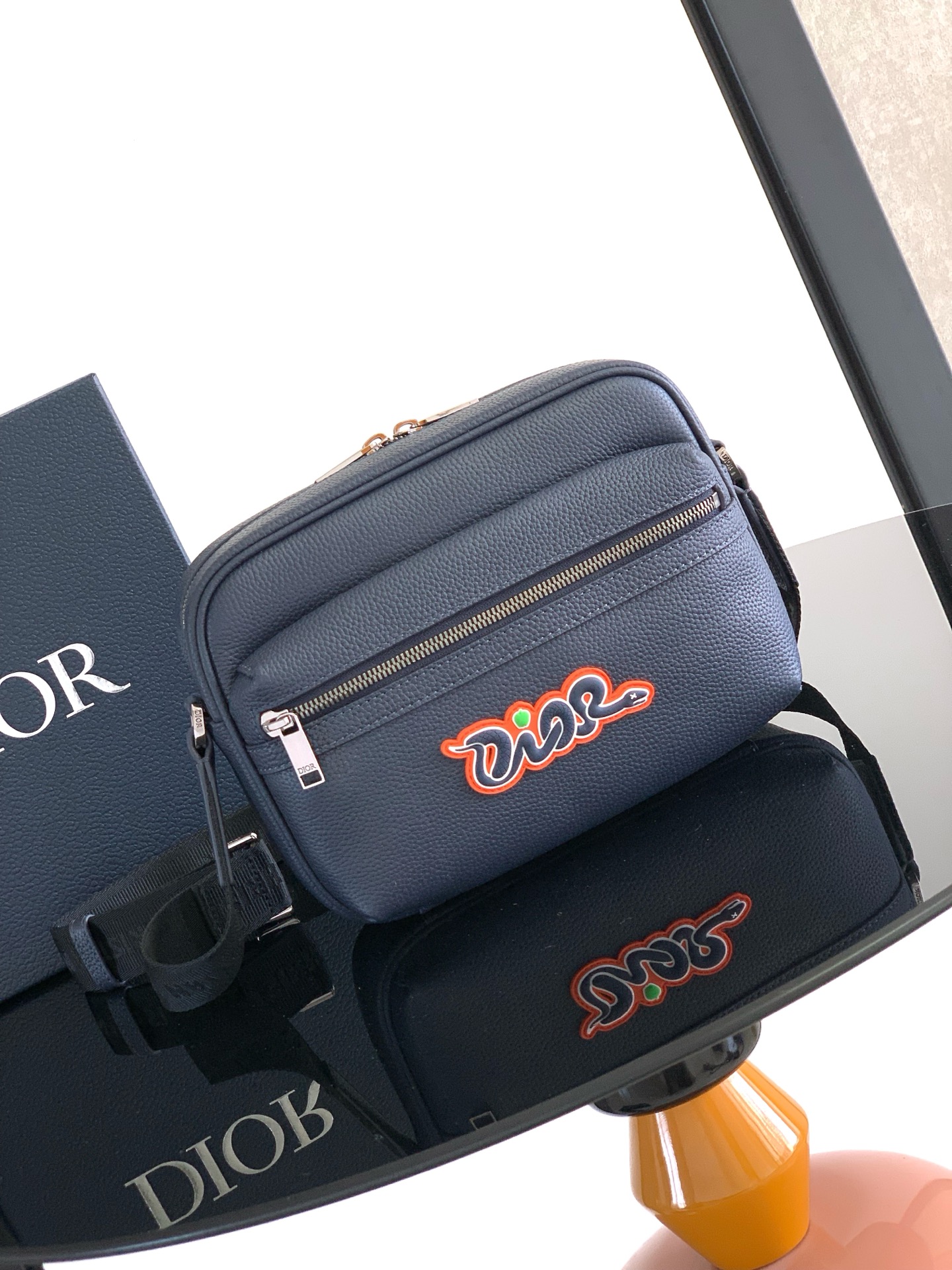 ディオール DIOR AND KAWS ライダー 2.0 ジップ メッセンジャーバッグ グレインドカーフ ネイビーブルー 2ESWS034OYY_39H958ZK 詳細画像 1