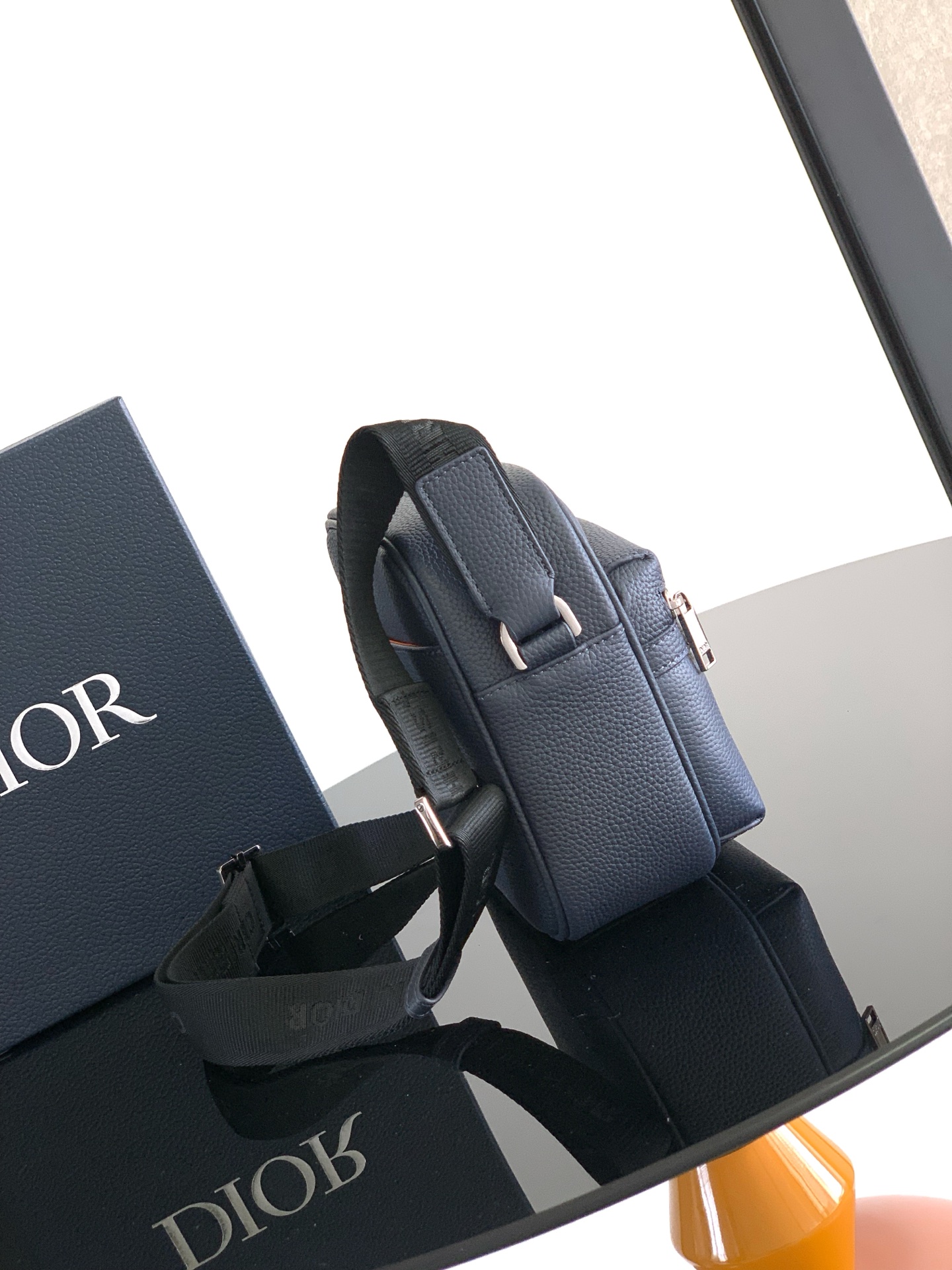 ディオール DIOR AND KAWS ライダー 2.0 ジップ メッセンジャーバッグ グレインドカーフ ネイビーブルー 2ESWS034OYY_39H958ZK 詳細画像 2