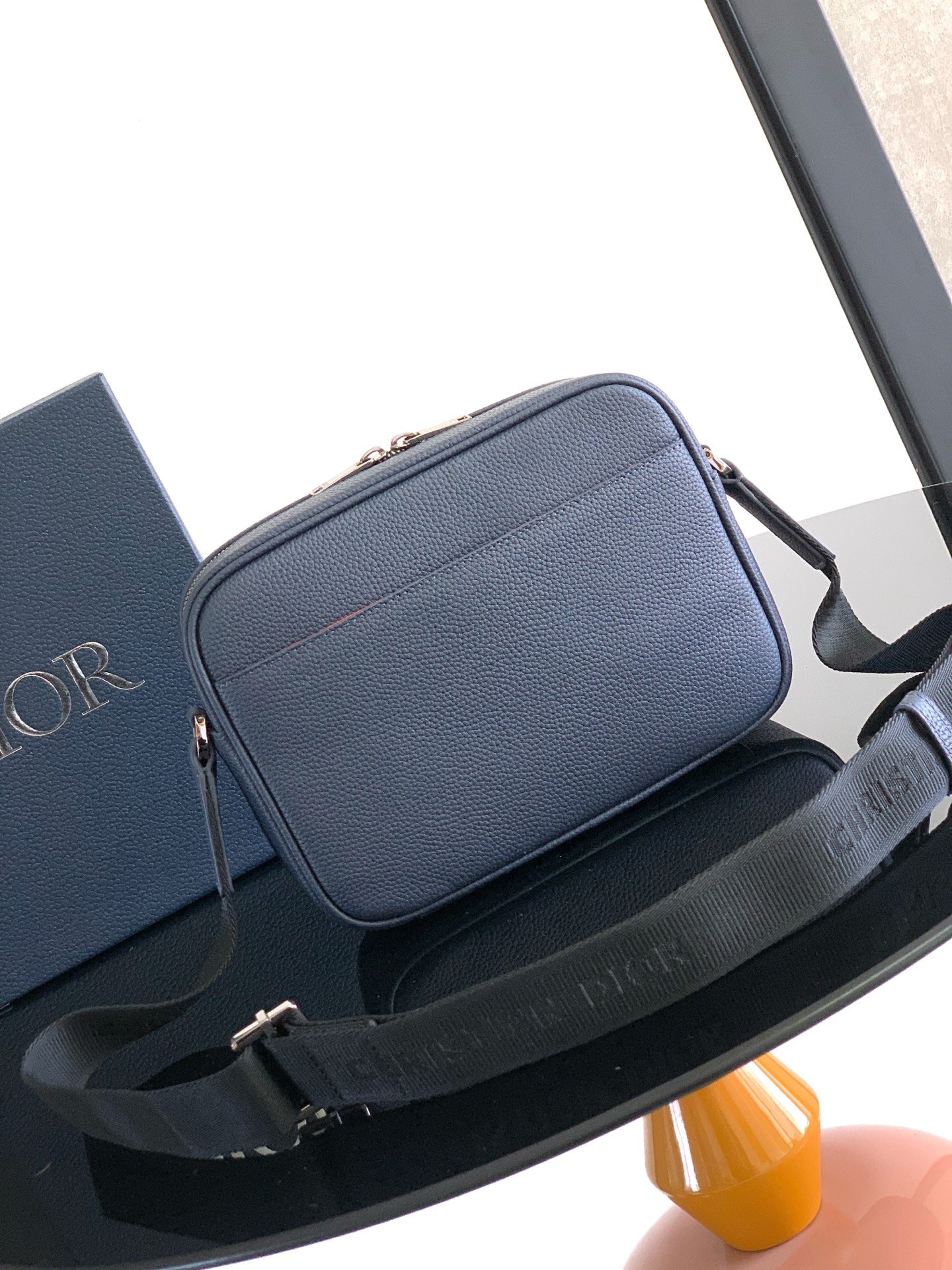 ディオール DIOR AND KAWS ライダー 2.0 ジップ メッセンジャーバッグ グレインドカーフ ネイビーブルー 2ESWS034OYY_39H958ZK 詳細画像 3