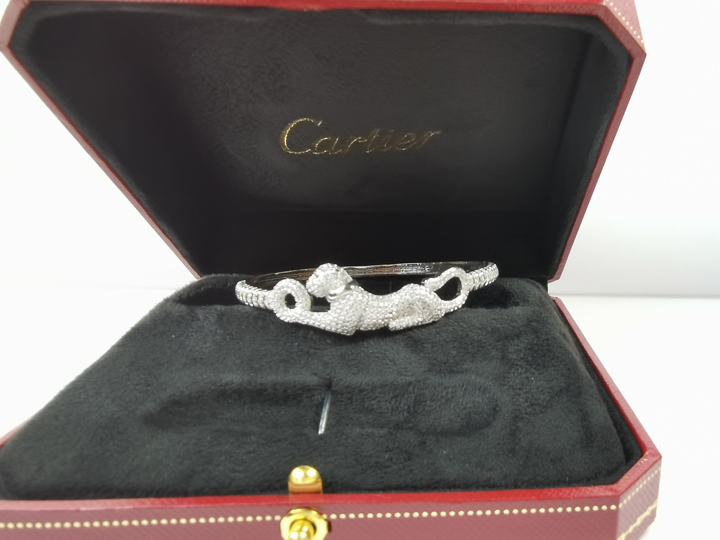 カルティエ パンテール ドゥ カルティエ フルボディパンサー パヴェ ダイヤモンド バングル ブレスレット ホワイトゴールド 詳細画像 1