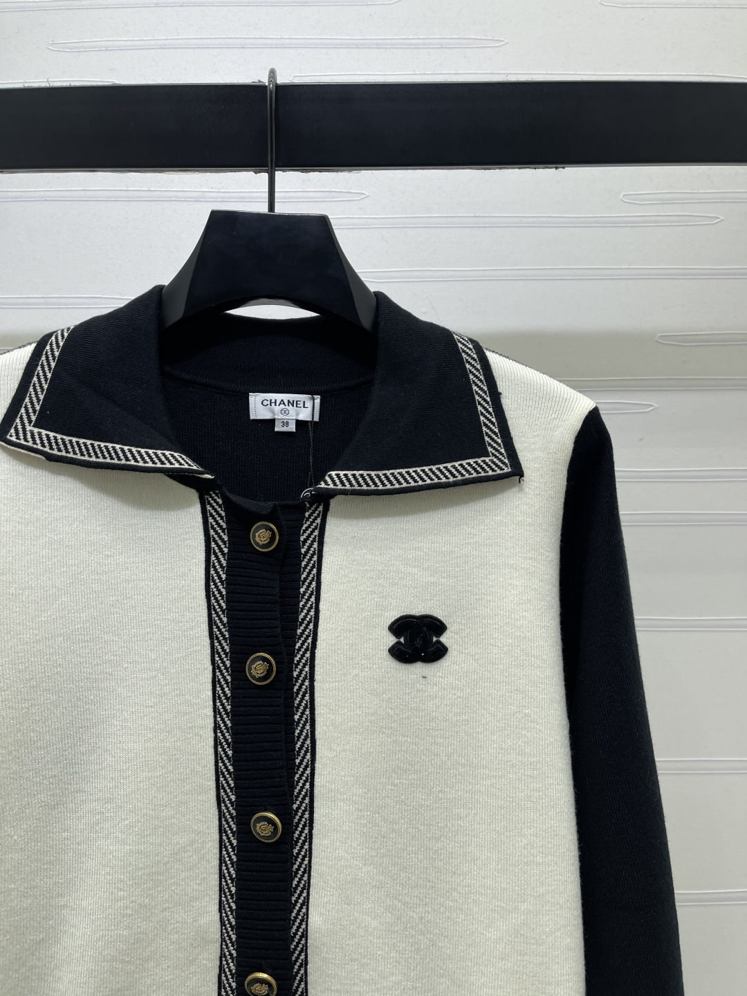 シャネル コントラストトリム CC刺繍 襟付き ウール混 ニットカーディガン ブラック／クリーム 詳細画像 2