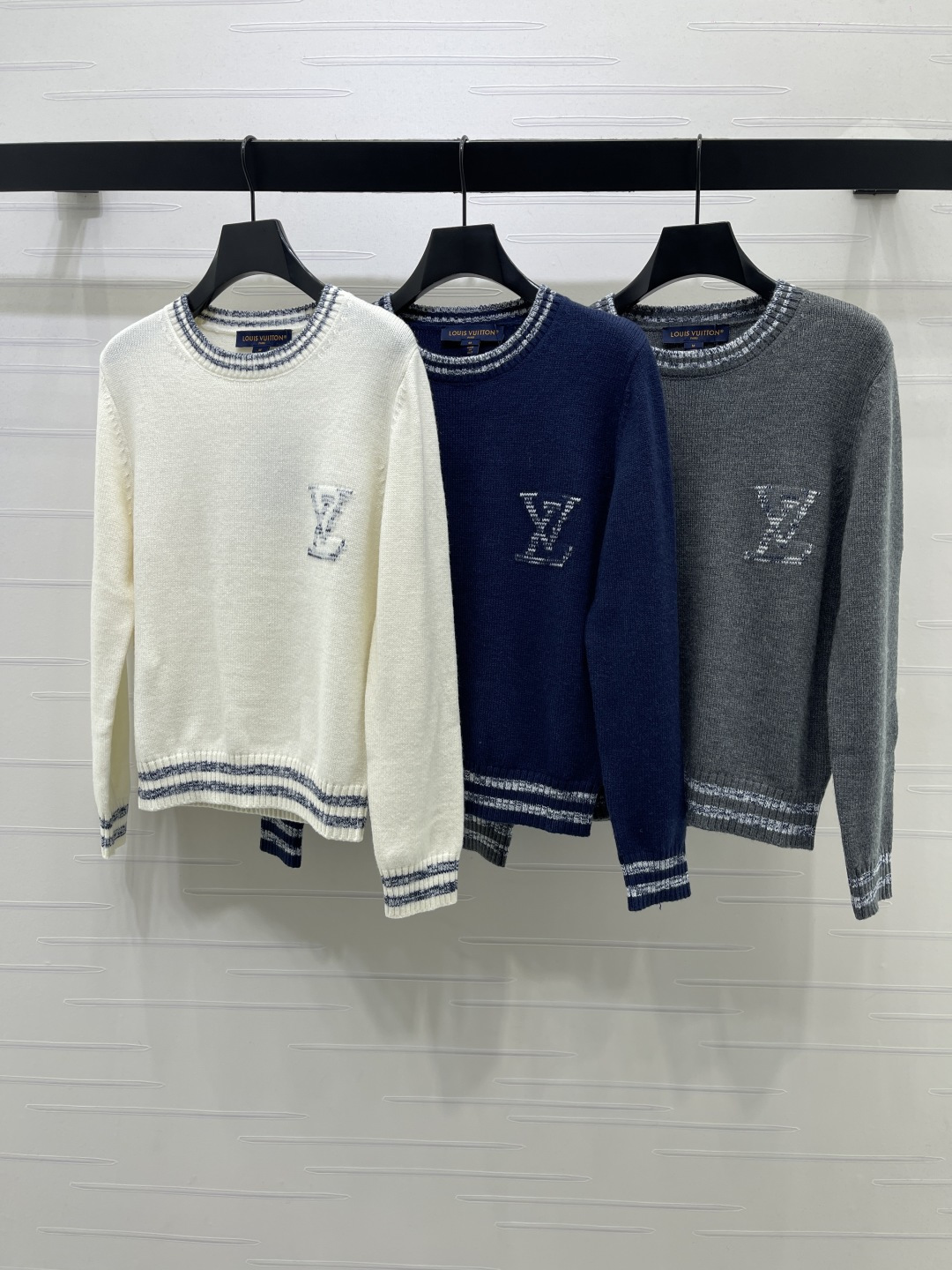 ルイ・ヴィトン LV刺繍 コントラストストライプ クルーネック ウールセーター クリーム／ネイビー／グレー 詳細画像 1