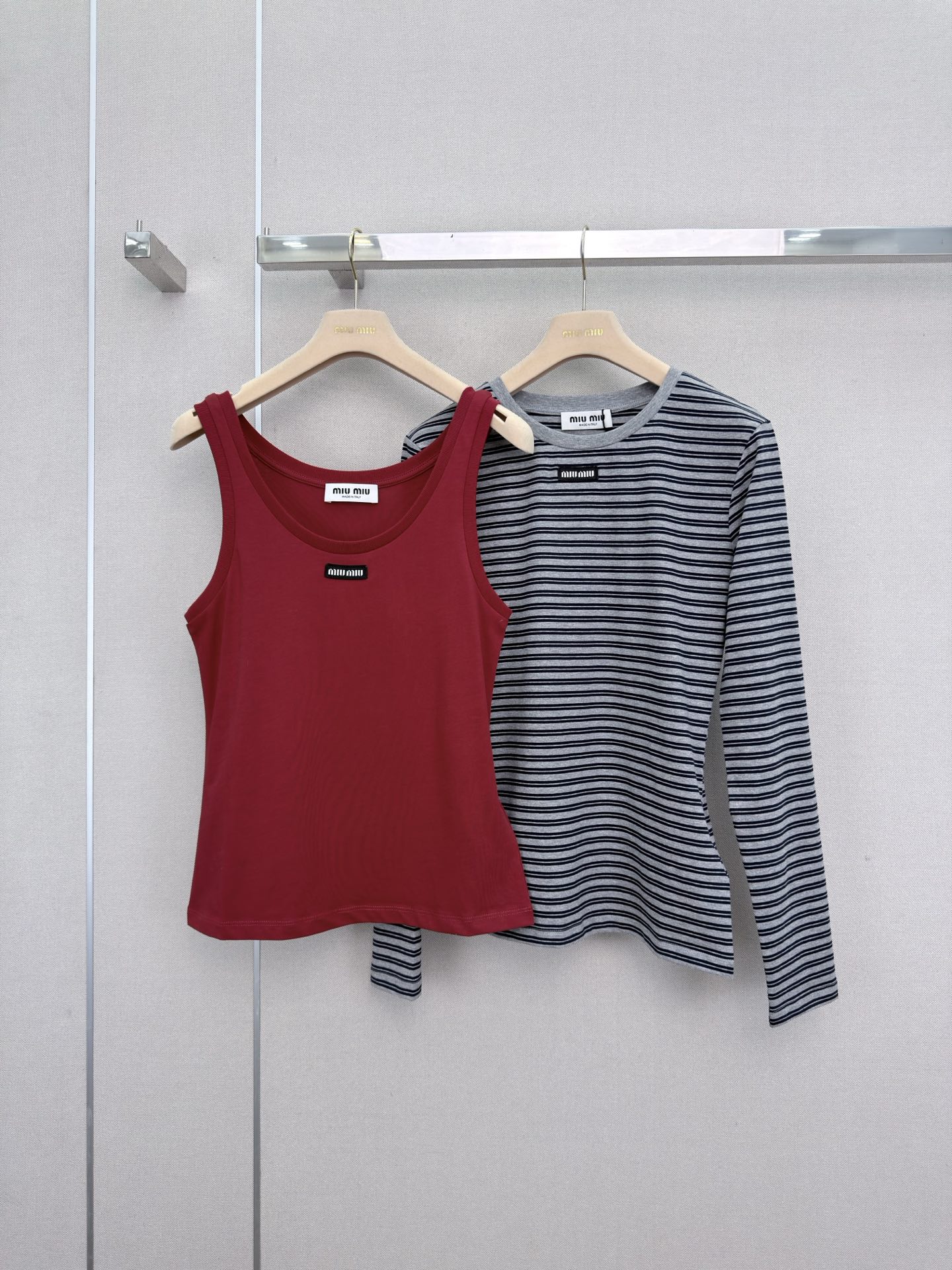 ミュウミュウ ロゴパッチ ストライプ長袖Tシャツ&タンクトップ セット バーガンディ/ネイビー/ホワイト 詳細画像 1