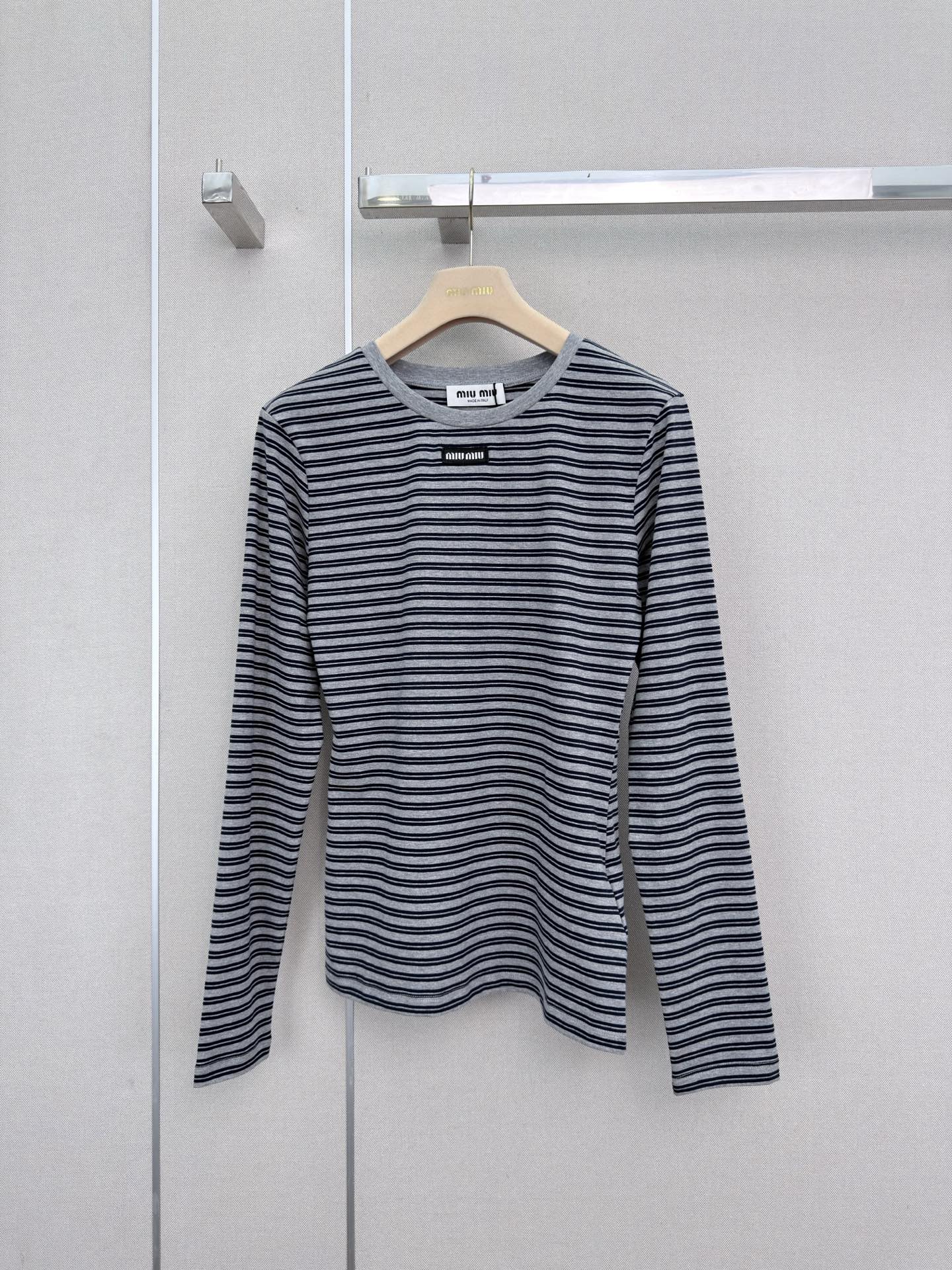 ミュウミュウ ロゴパッチ ストライプ長袖Tシャツ&タンクトップ セット バーガンディ/ネイビー/ホワイト 詳細画像 2
