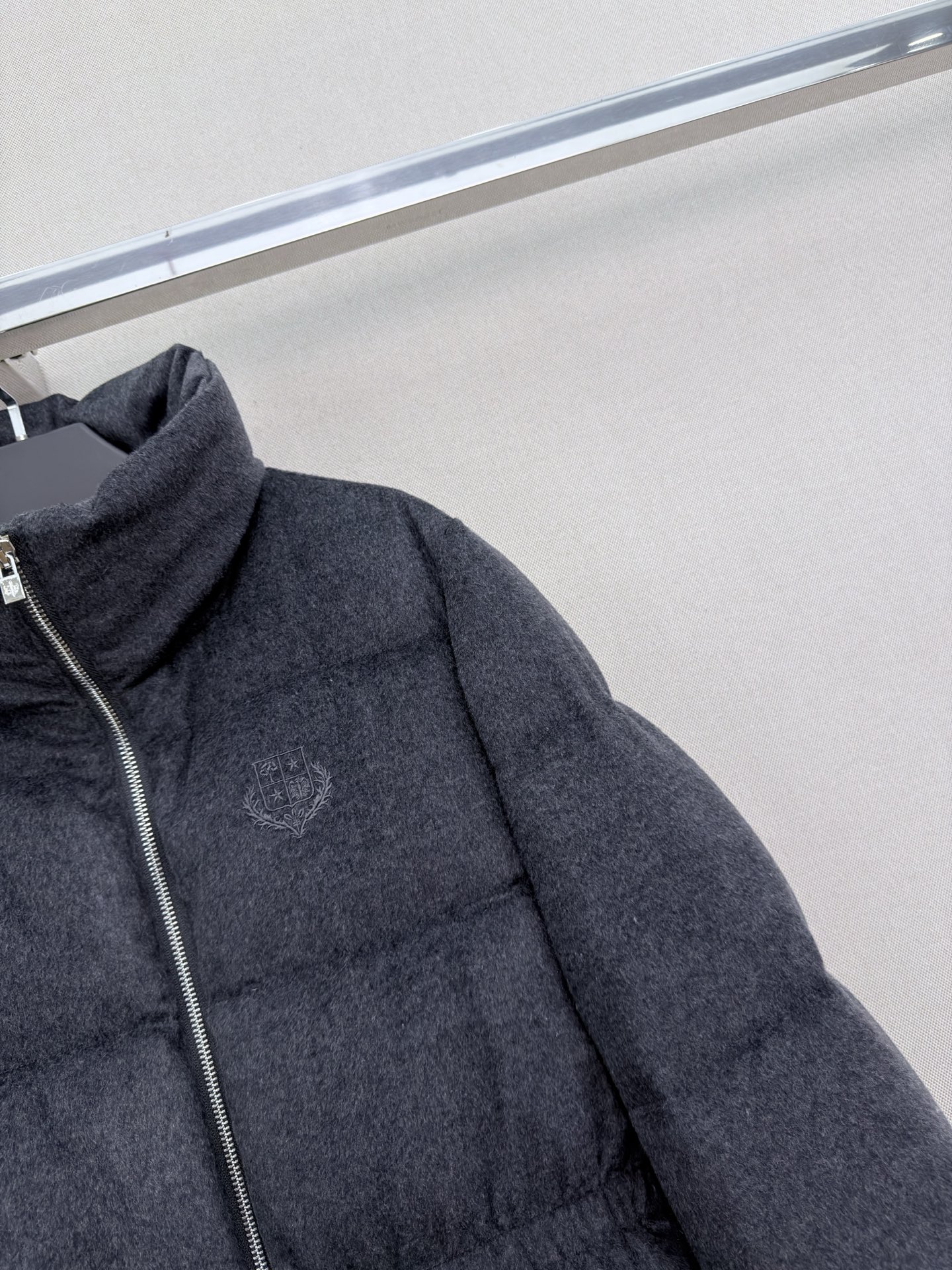 ロロ・ピアーナ ロゴ刺繍 ウエストギャザー スタンドカラーダウンジャケット チャコールグレー 詳細画像 3