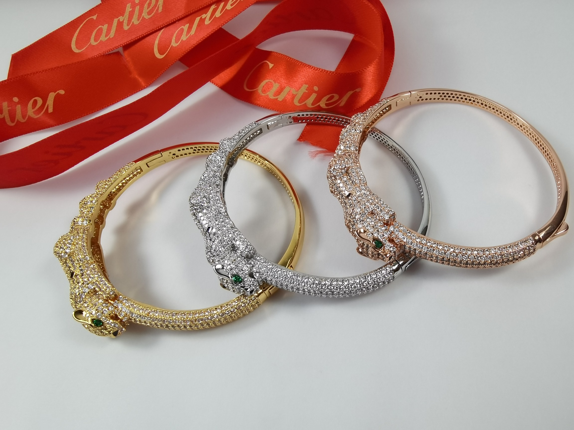 カルティエ パンテール ドゥ カルティエ パヴェ クリスタル ダブルパンサーヘッド エメラルドアイ バングル ゴールド/シルバー/ローズゴールド 詳細画像 1