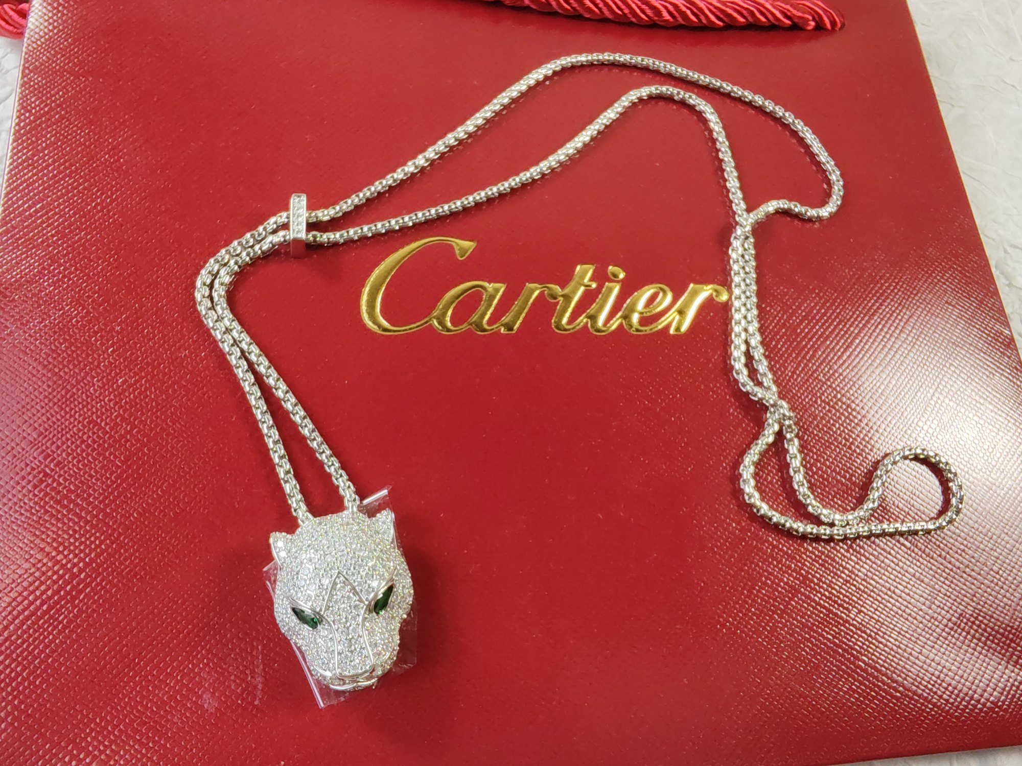 カルティエ パンテール ドゥ カルティエ パヴェ クリスタル パンサーヘッド エメラルドアイ ロングネックレス シルバー 詳細画像 1
