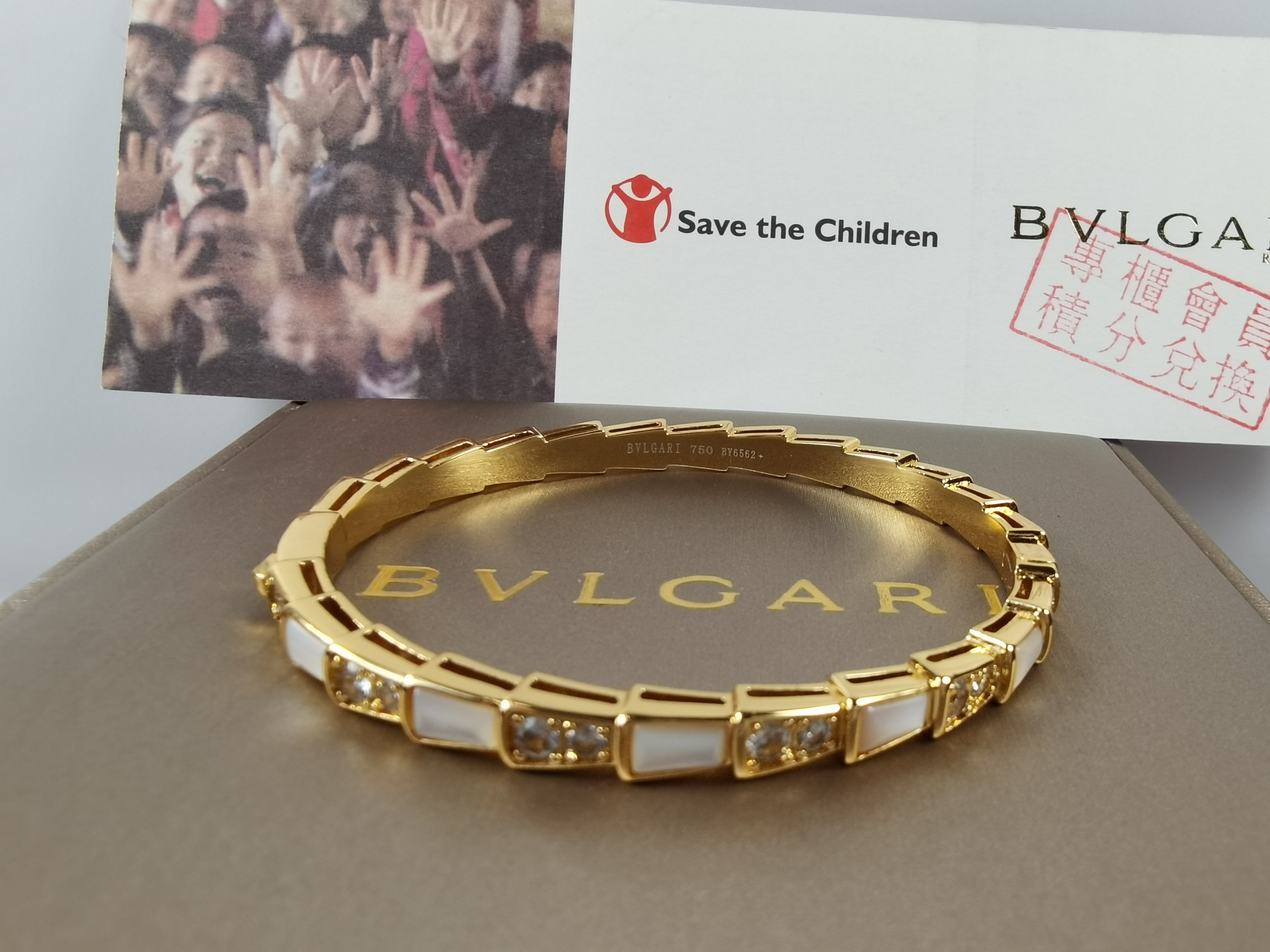 ブルガリ セルペンティ ヴァイパー マザーオブパール パヴェ クリスタル バングル イエローゴールド 詳細画像 1