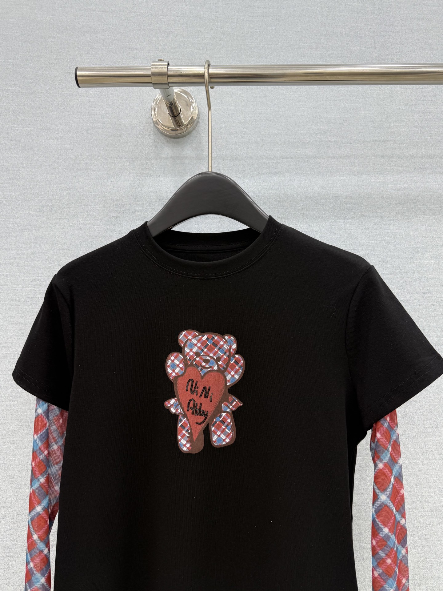 チェックメッシュスリーブ レイヤード ベアパッチ ロングスリーブTシャツ ブラック／レッド 詳細画像 3