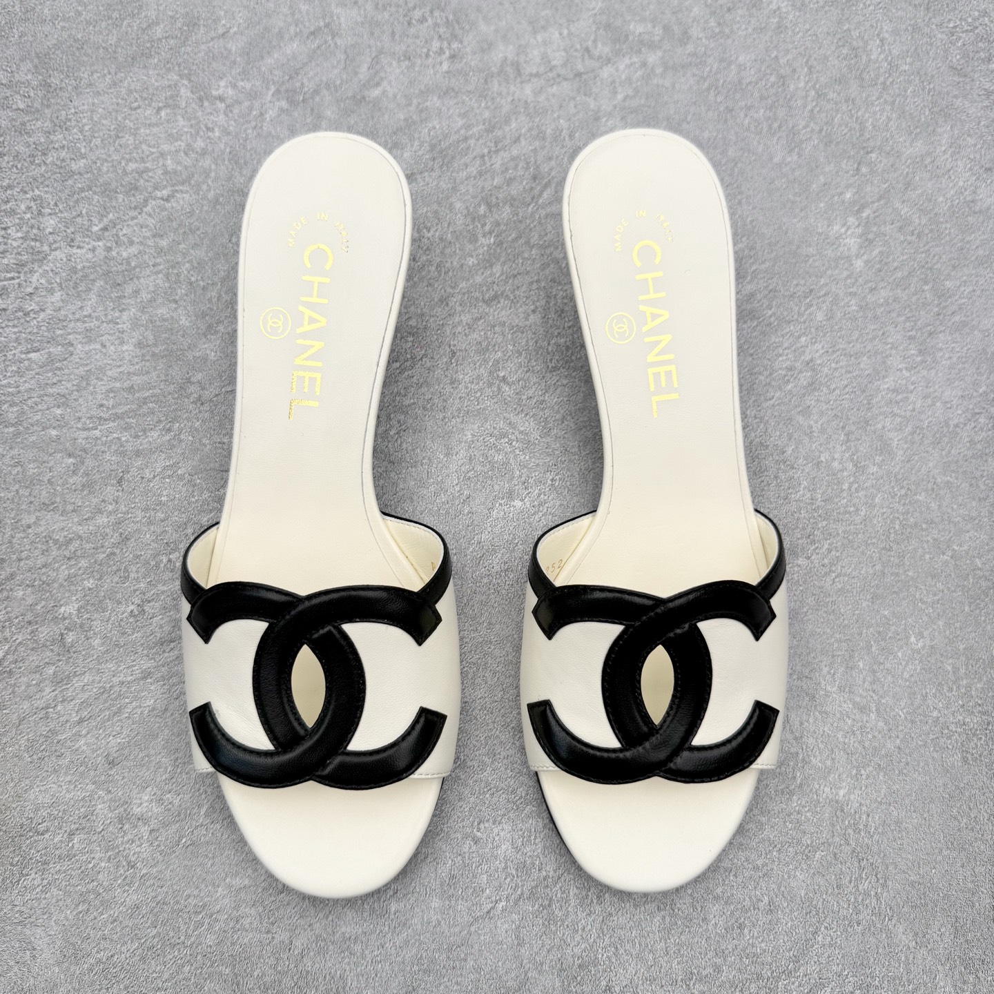 アディダス CHANEL 香奈儿拼色双C标识凉拖 产品概述 ブラック 詳細画像 2