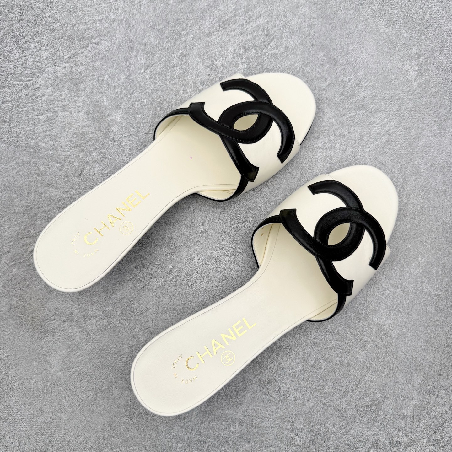 アディダス CHANEL 香奈儿拼色双C标识凉拖 产品概述 ブラック 詳細画像 3