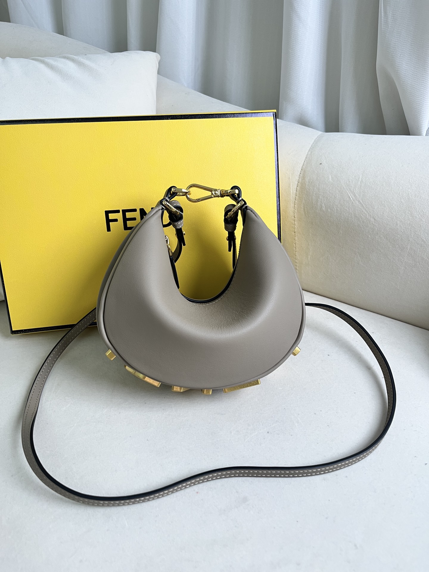 フェンディ フェンディグラフィ スモール レザー ホーボーバッグ グレー FEND1 詳細画像 1